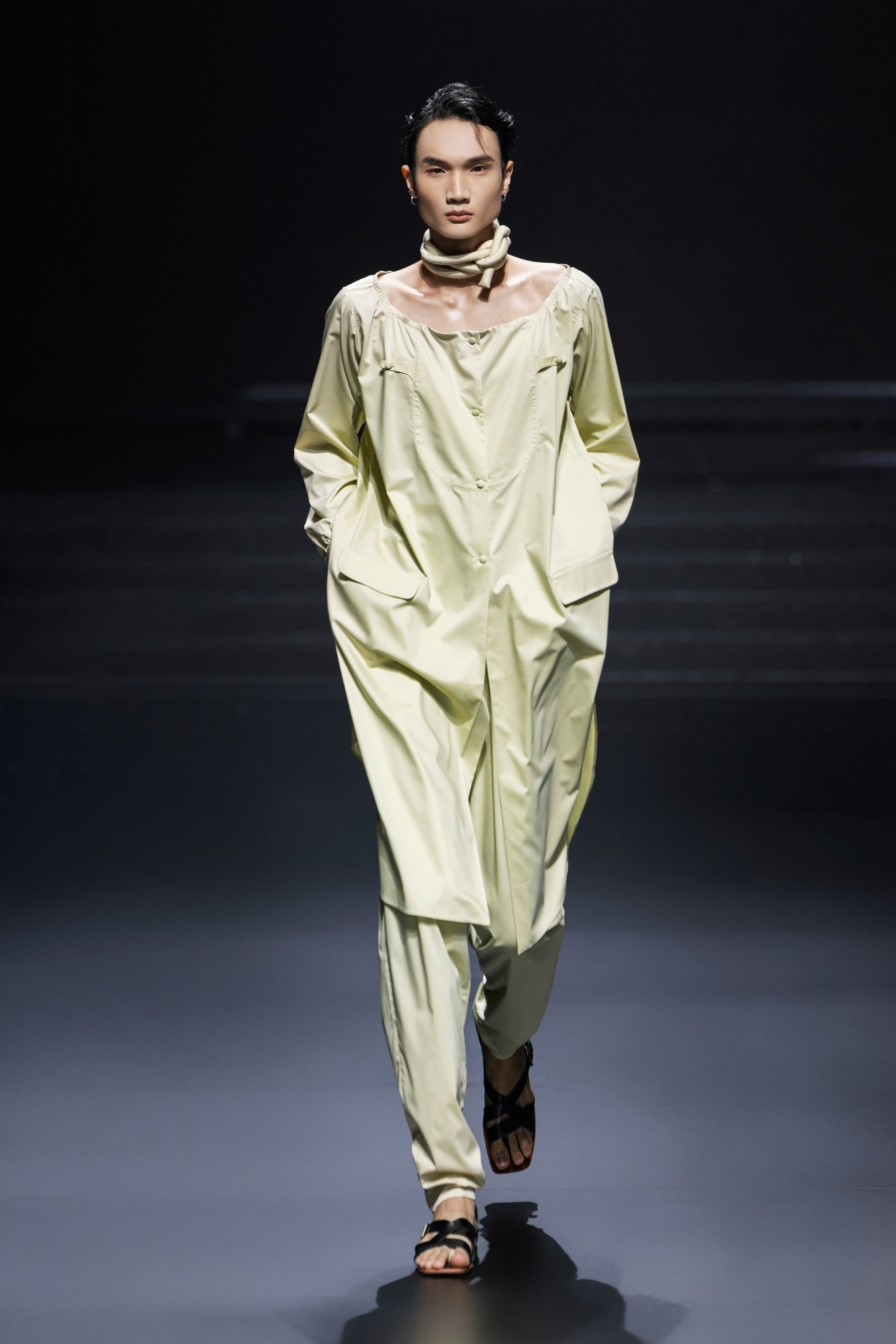  4-look-nam-trong-bst-silence-den-tu-ntk-alberto-zambelli-6.jpg