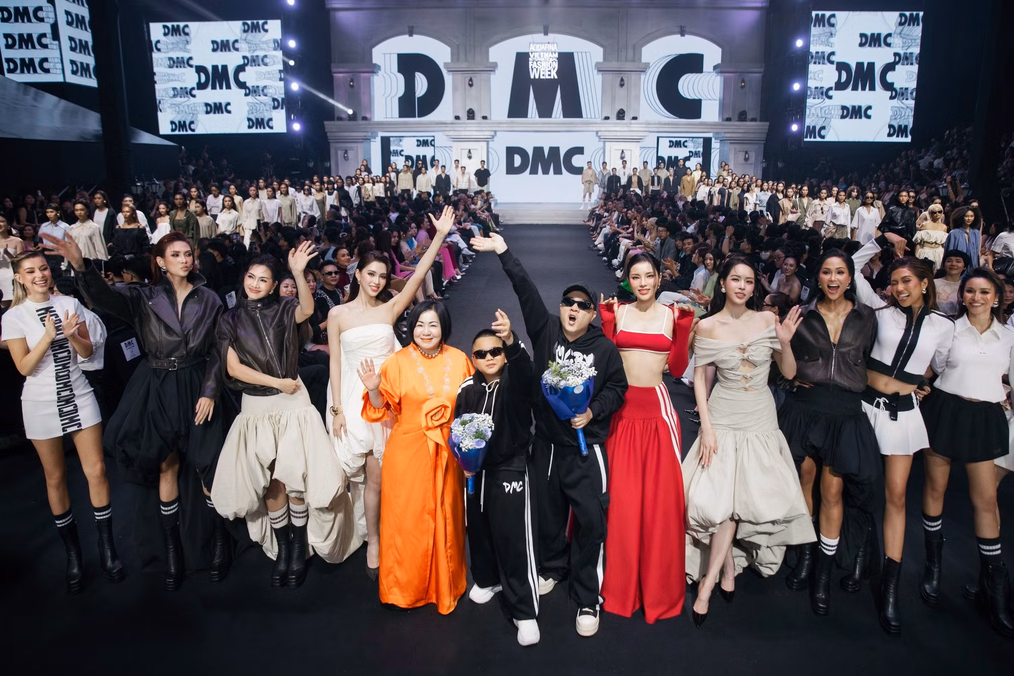 Dàn hoa hậu đình đám “bùng nổ” sàn runway đêm bế mạc tuần thời trang quốc tế 