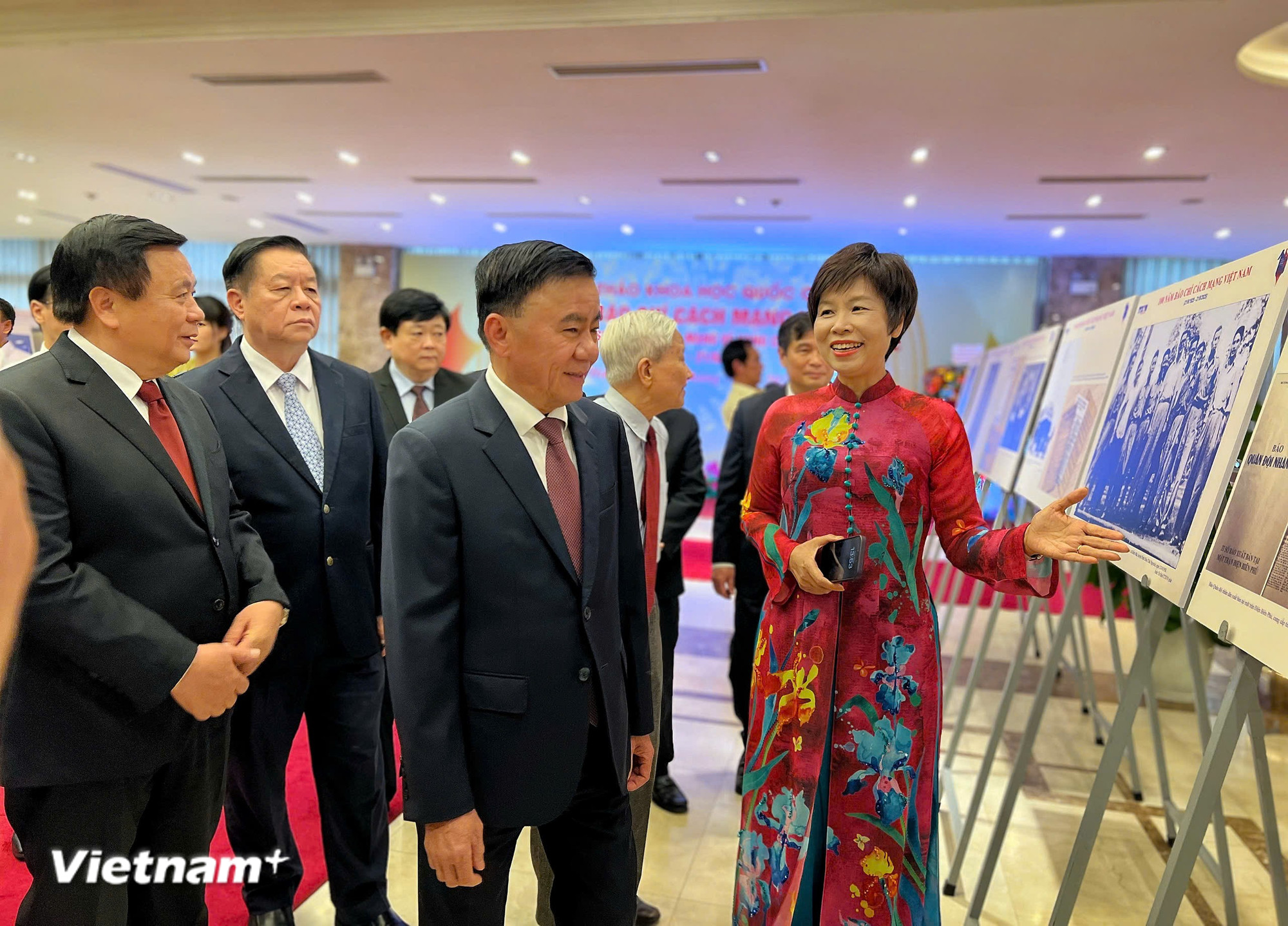 Tổng Giám đốc Thông tấn xã Việt Nam giới thiệu những hình ảnh quý trong triển lãm với đồng chí Trần Cẩm Tú - Ủy viên Bộ Chính trị, Thường trực Ban Bí thư Trung ương Đảng; đồng chí Nguyễn Trọng Nghĩa - Ủy viên Bộ Chính trị, Bí thư Trung ương Đảng, Trưởng Ban Tuyên giáo và Dân vận Trung ương và các đồng chí lãnh đạo Đảng, Nhà nước, đại diện lãnh đạo các ban, bộ, ngành, cơ quan Trung ương tham dự hội thảo. (Ảnh: Mai Mai/Vietnam+) vnp-hoi-thao-bao-chi-8.jpg