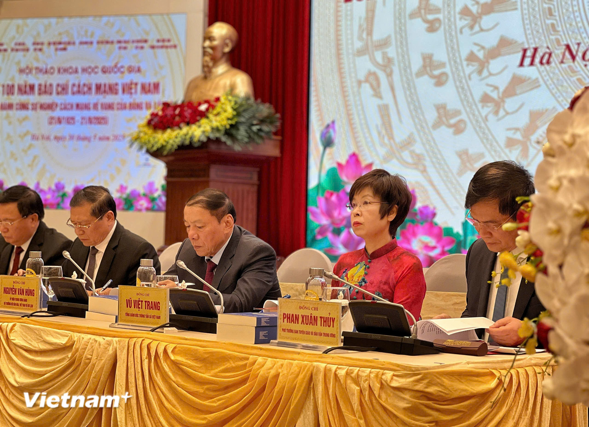 Tổng Giám đốc Thông tấn xã Việt Nam và các lãnh đạo Đảng, Nhà nước, đại diện lãnh đạo các ban, bộ, ngành, cơ quan Trung ương tham dự hội thảo. (Ảnh: Mai Mai/Vietnam+) vnp-hoi-thao-bao-chi-1.jpg