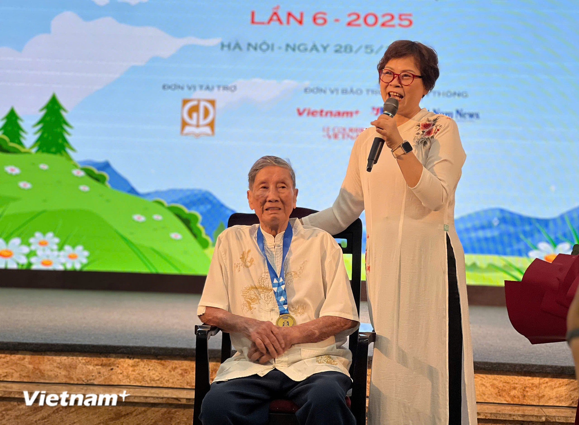 អ្នកកាសែត Pham Hong Tuyen កូនស្រី vnp-giai-thuong-de-men-7.jpg