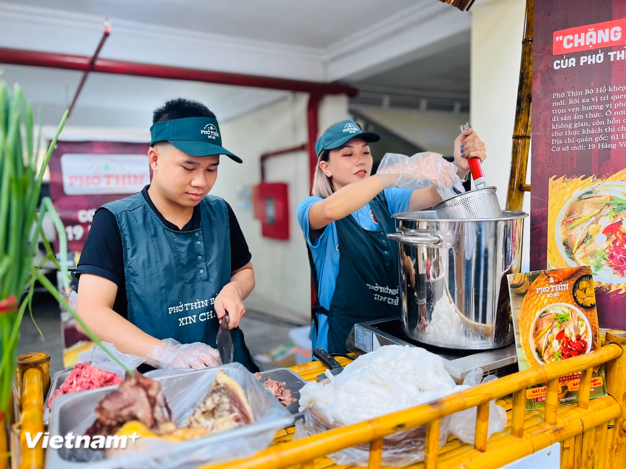 Trình diễn quy trình chế biến phở Thìn Bờ Hồ tại sự kiện do Sở Văn hóa và Thể thao Hà Nội tổ chức. (Ảnh: Xuân Mai/Vietnam+)