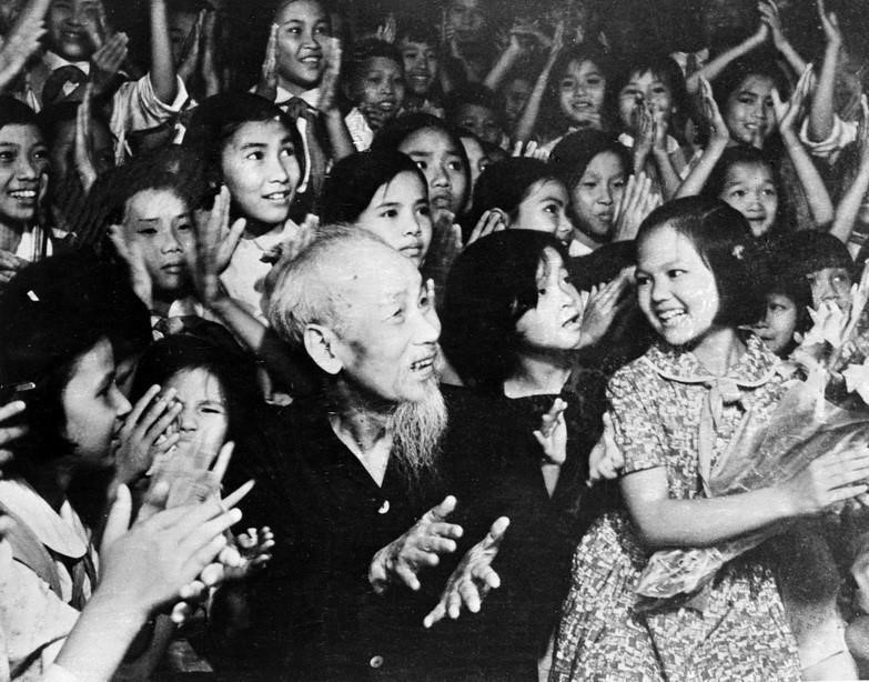 Nhân kỷ niệm Ngày Quốc tế Thiếu nhi 1/6, tối 31/5/1969, tại Phủ Chủ tịch, Chủ tịch Hồ Chí Minh cùng thiếu nhi Thủ đô xem biểu diễn văn nghệ chào mừng Bác. (Ảnh: TTTXVN) 1405giandi1.jpg