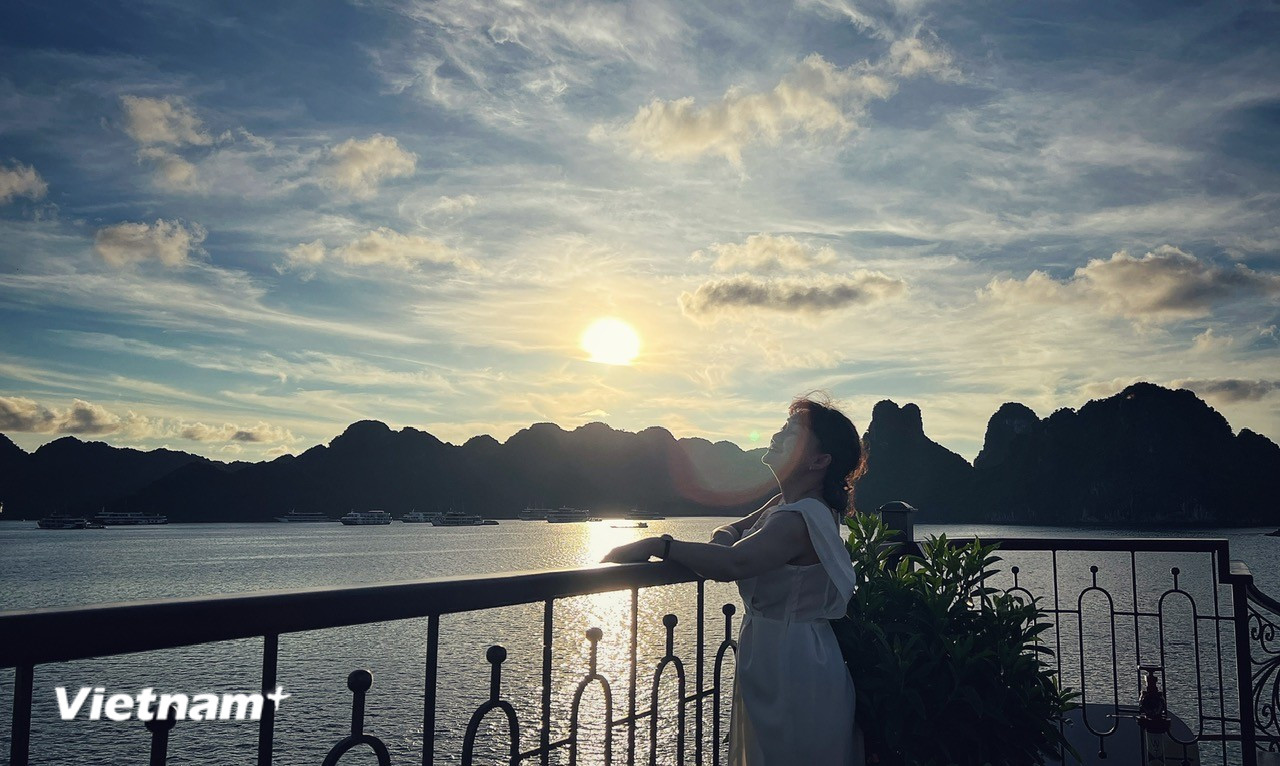 Du khách trải nghiệm hành trình cùng di sản Việt trên vịnh Hạ Long. (Ảnh: Mai Mai/Vietnam+)