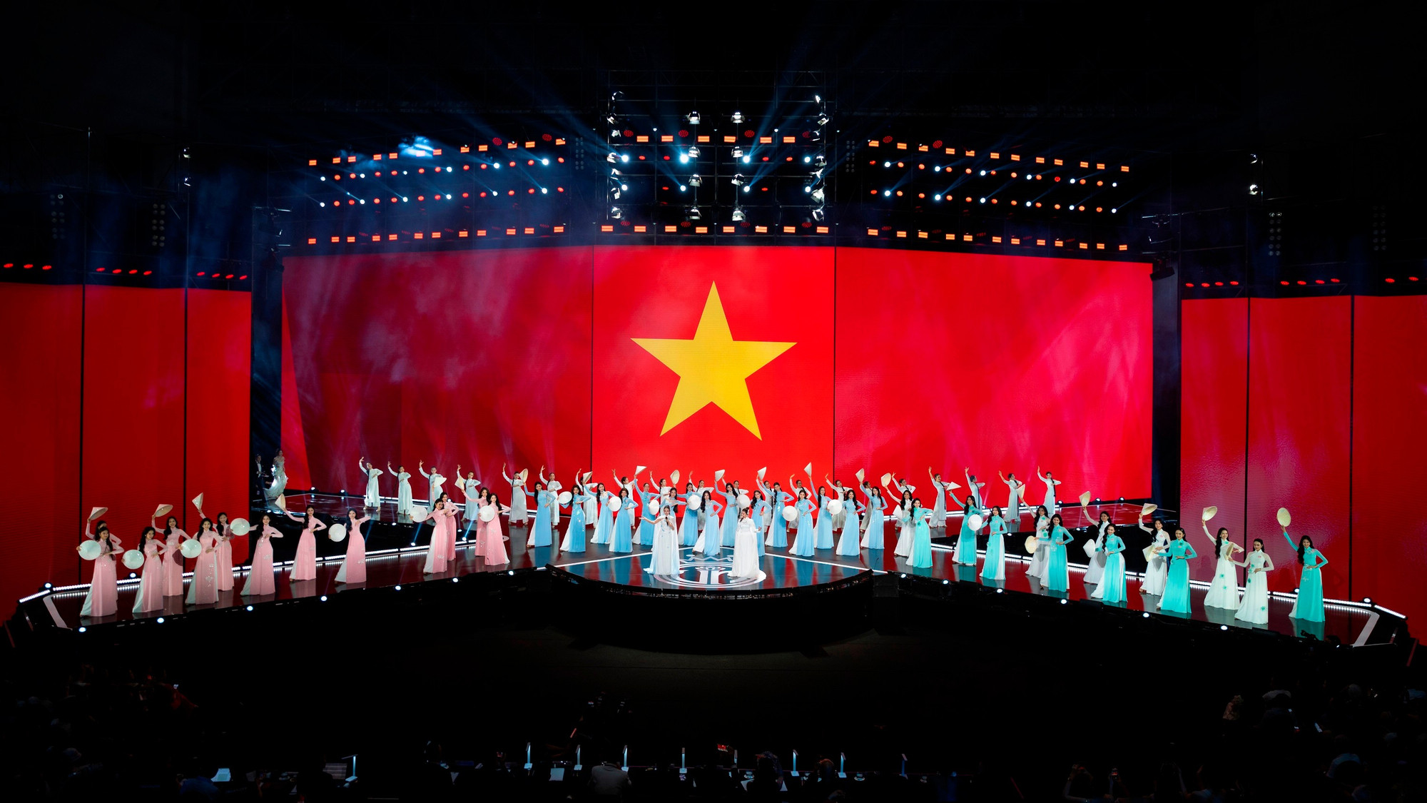 Dàn thí sinh trình diễn áo dài trong đêm chung khảo. (Ảnh: BTC)