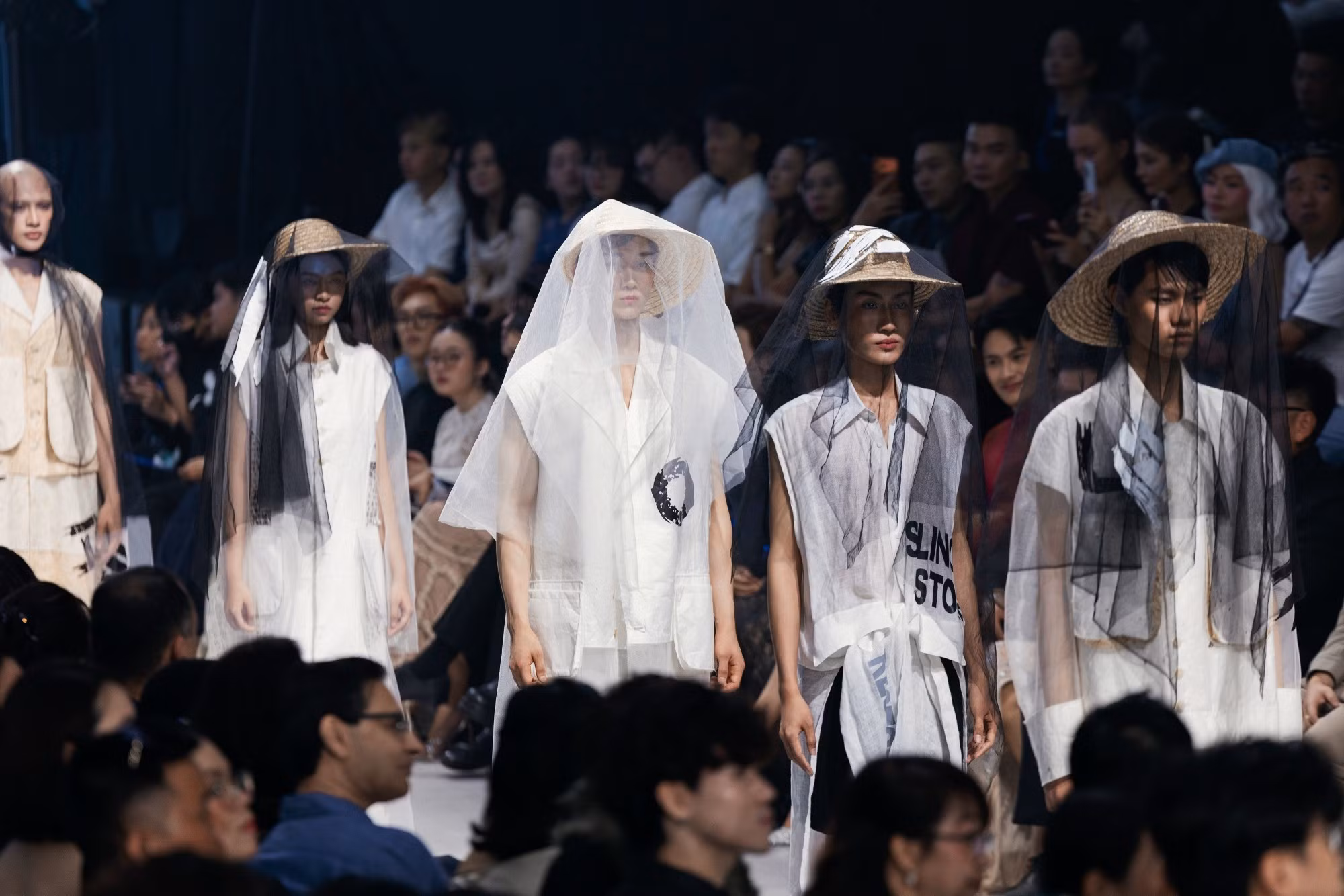 Các nhà thiết kế "tái sinh" Bet88447 link đăng nhập Bet88013 88k Cho Tân Thủ truyền thống trên sàn runway Việt