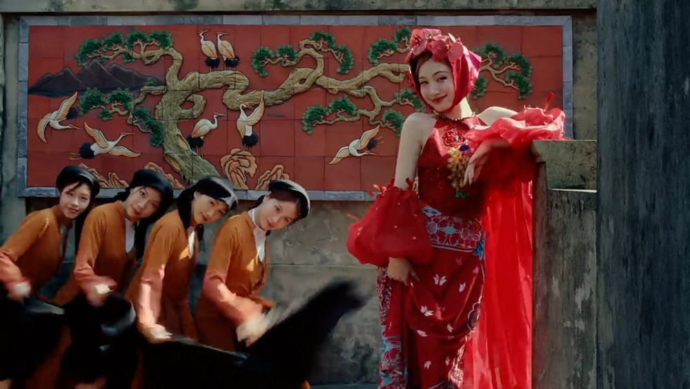 Một thiết kế Hòa Minzy mặc trong MV "Bắc Bling." (Ảnh: CTV/Vietnam+)