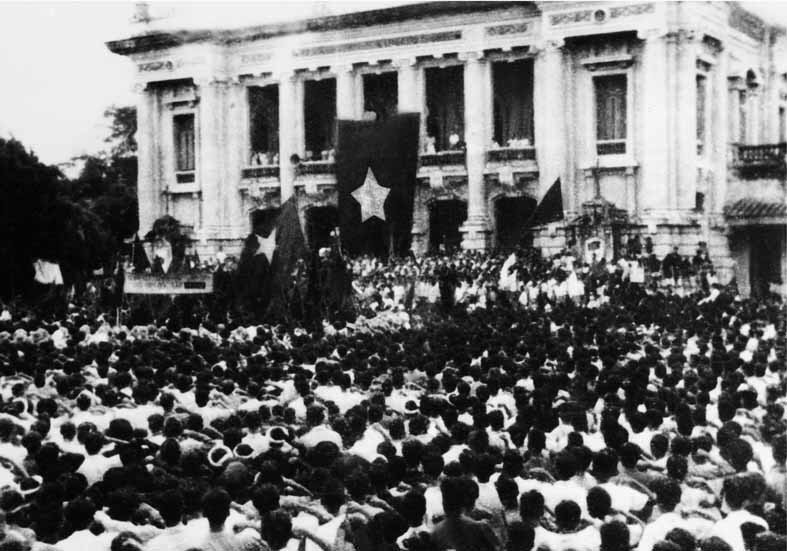Ngày 19/8/1945, hàng vạn người dân Thủ đô tập trung trước Nhà hát Lớn Hà Nội, chào mừng cách mạng thành công. (Ảnh tư liệu: TTXVN) cachmangthangtam.jpg