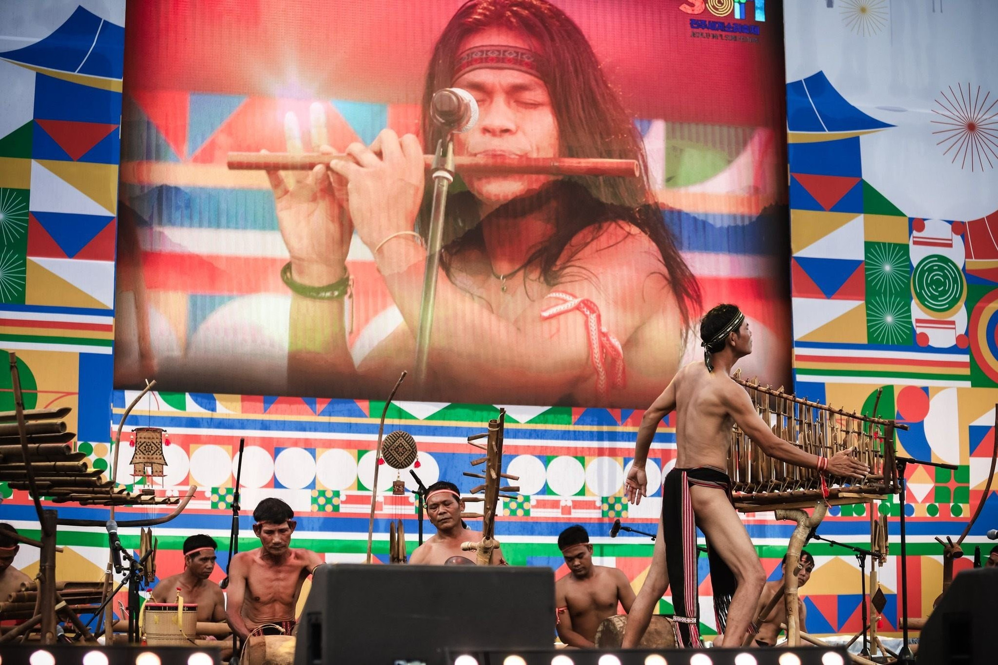 Âm vang nhạc cụ truyền thống từ Tây Nguyên được cất lên đầy tự hào ở Hàn Quốc trong chuyến đi quảng bá văn hóa Việt Nam. (Nguồn ảnh: Tarzan Tây Nguyên)