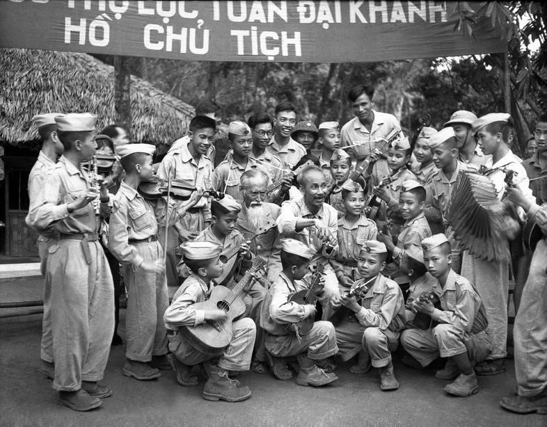 Chủ tịch Hồ Chí Minh với đoàn nghệ thuật thiếu nhi Liên khu X và đội thiếu sinh quân đến chúc mừng sinh nhật lần thứ 60 của Người tại chiến khu Việt Bắc, ngày 19/5/1950. (Ảnh: Tư liệu TTXVN) 1505thieunhibh8.jpg