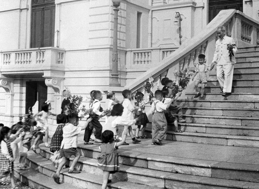 Chủ tịch Hồ Chí Minh đón các cháu thiếu nhi tại Phủ Chủ tịch trong ngày Tết Trung Thu năm 1961. (Ảnh: Tư liệu TTXVN) 1505thieunhibh21.jpg