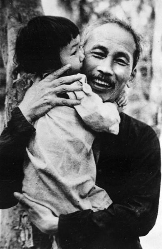 Bác Hồ dành nhiều tình cảm cho các cháu thiếu nhi (Việt Bắc, năm 1950). (Ảnh: Tư liệu TTXVN) 1505thieunhibh10.jpg