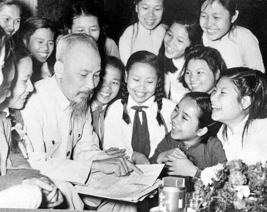 Học sinh Trường trung học Trưng Vương (Hà Nội) đến chúc mừng sinh nhật Chủ tịch Hồ Chí Minh, ngày 19/5/1956. (Ảnh: Tư liệu TTXVN) 1505thieunhibh35.jpg