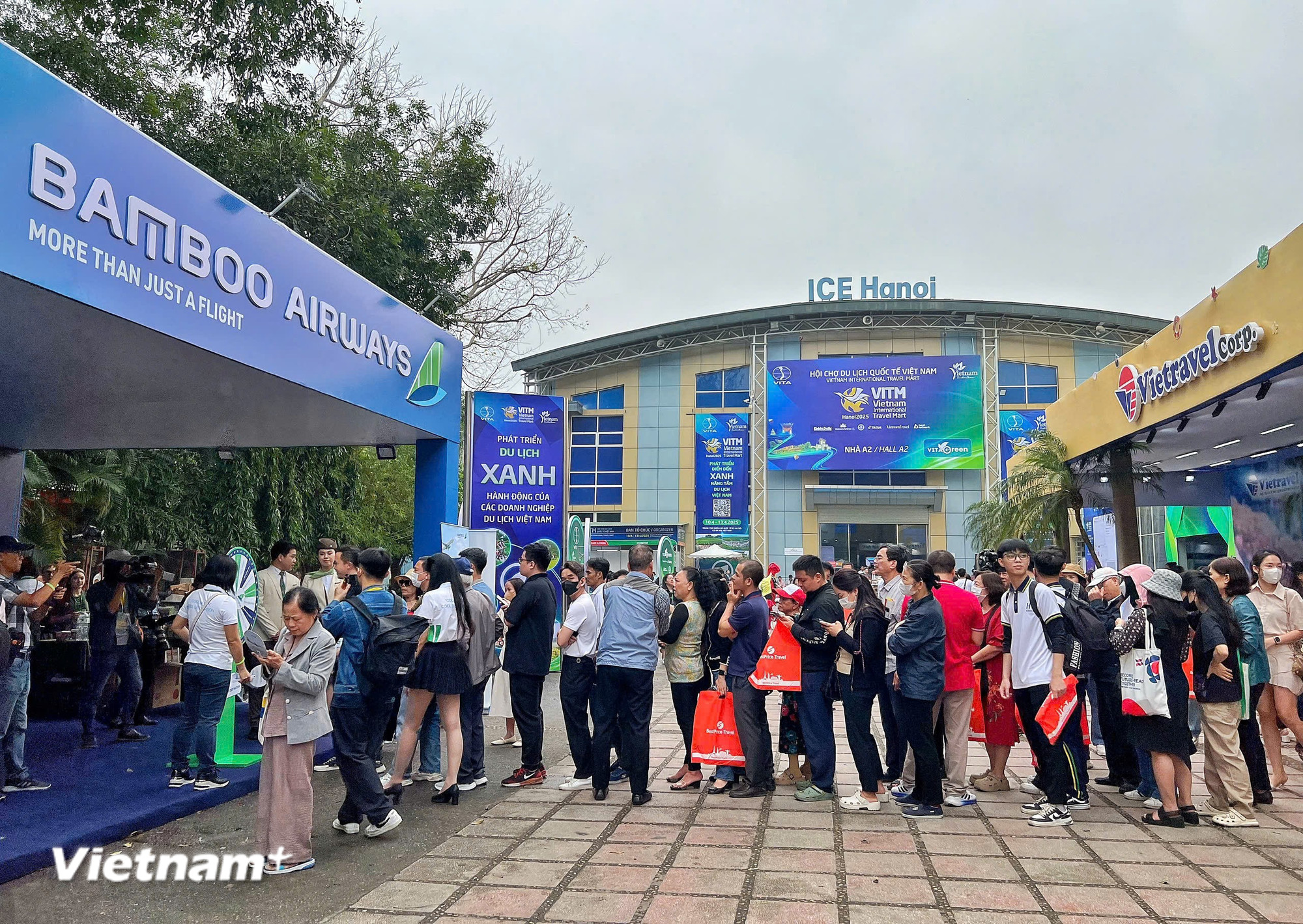 Khách tham quan xếp hàng tham gia các chương trình vui chơi có thưởng và mua vé máy bay ưu đãi ngay sau khai mạc hội chợ sáng nay, ngày 10/4. (Ảnh: Mai Mai/Vietnam+)