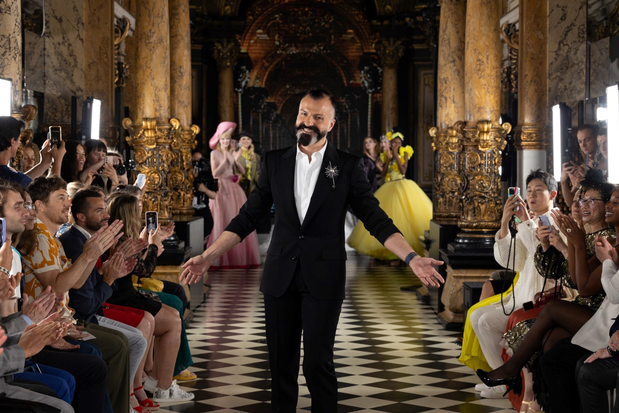 Nhà tạo mốt Julien Fournié. Một số thiết kế trong bộ sưu tập "First Circus.” Một số thiết kế trong bộ sưu tập "First Circus.” (Ảnh: CTV/Vietnam+) 2-nha-thiet-ke-thoi-trang-cao-cap-julien-fournie-se-tro-lai-san-dien-avifw-mua-xuan-he-2025jpg.jpg