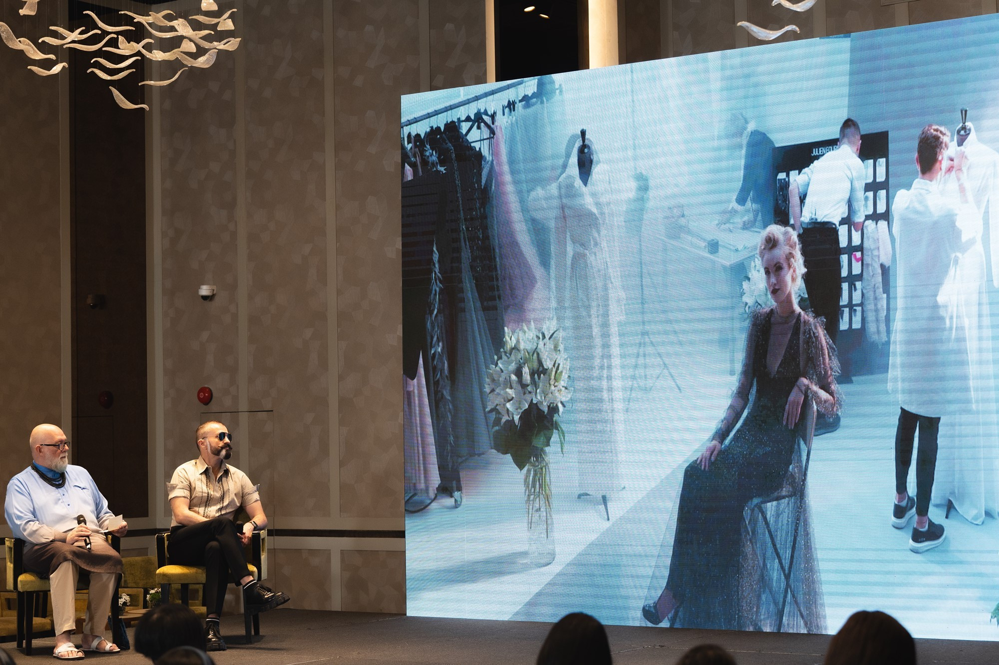 Le créateur de mode haut de gamme Julien Fournié (à droite) partage les critères stricts pour être reconnu comme une véritable marque de haute couture. (Photo : Contributeur/Vietnam+) 5ntk-thoi-trang-cao-cap-julien-fournie-chia-se-nhung-chuan-muc-khat-khe-de-duoc-cong-nhan-la-mot-thuong-hieu-haute-couture-thuc-thu-1.jpg