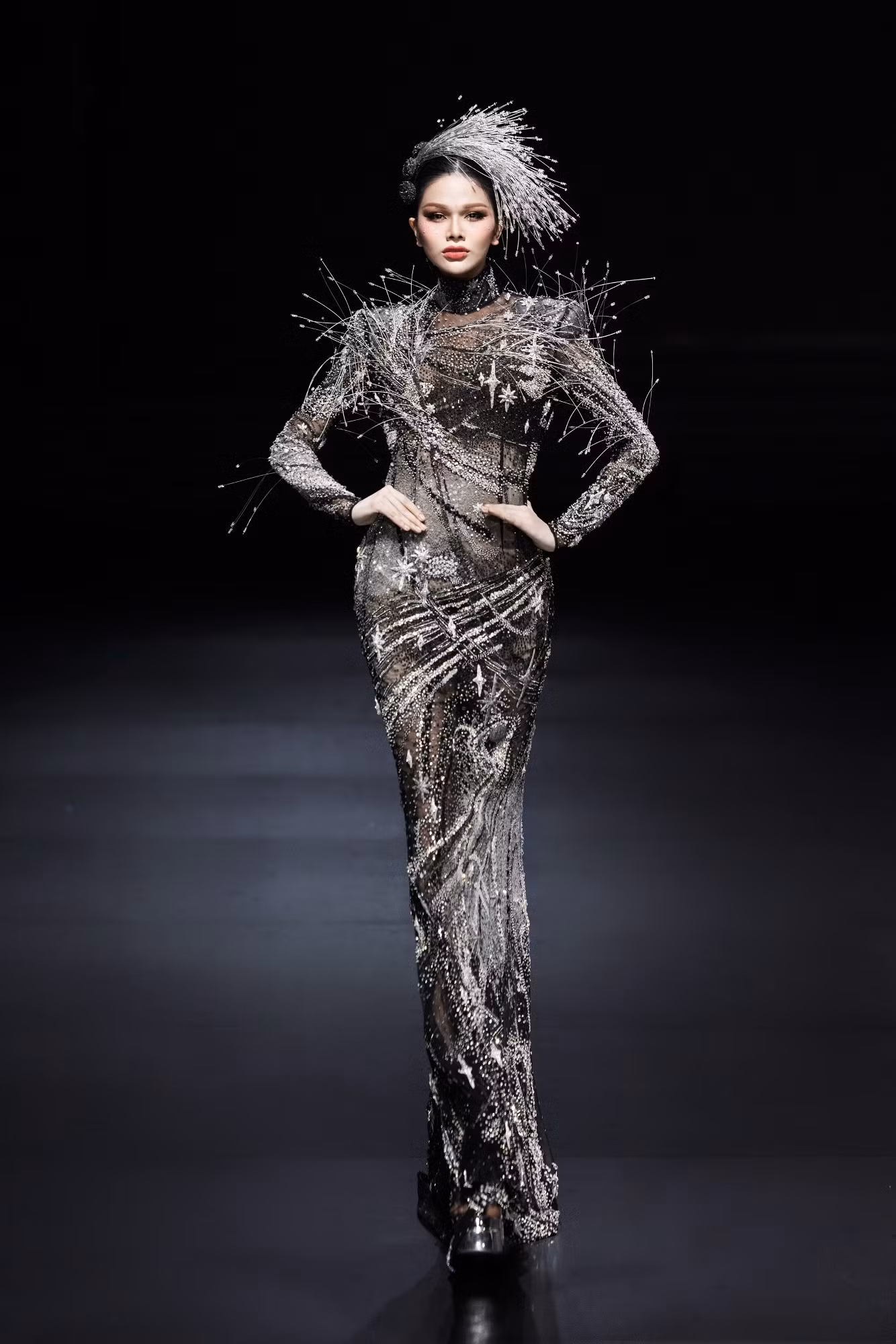 5-look-nam-trong-bst-first-circus-den-tu-nha-thiet-ke-haute-couture-julien-fournie1.jpg