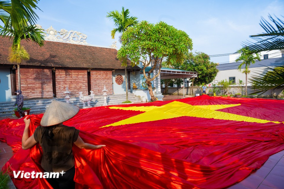 Tất bật may lá cờ Tổ quốc khổng lồ 600m2 chào mừng 80 năm Quốc khánh 2/9. (Ảnh: Minh Sơn/Vietnam+)