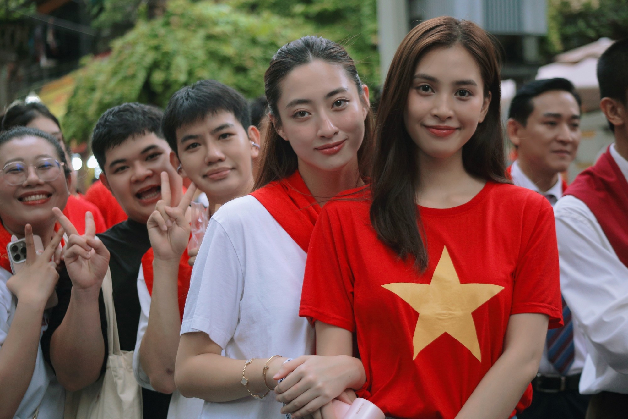 Hoa hậu Tiểu Vy và Lương Thùy Linh tham gia trong đoàn diễu hành sơ duyệt A80 vừa qua. (Ảnh: CTV/Vietnam+)