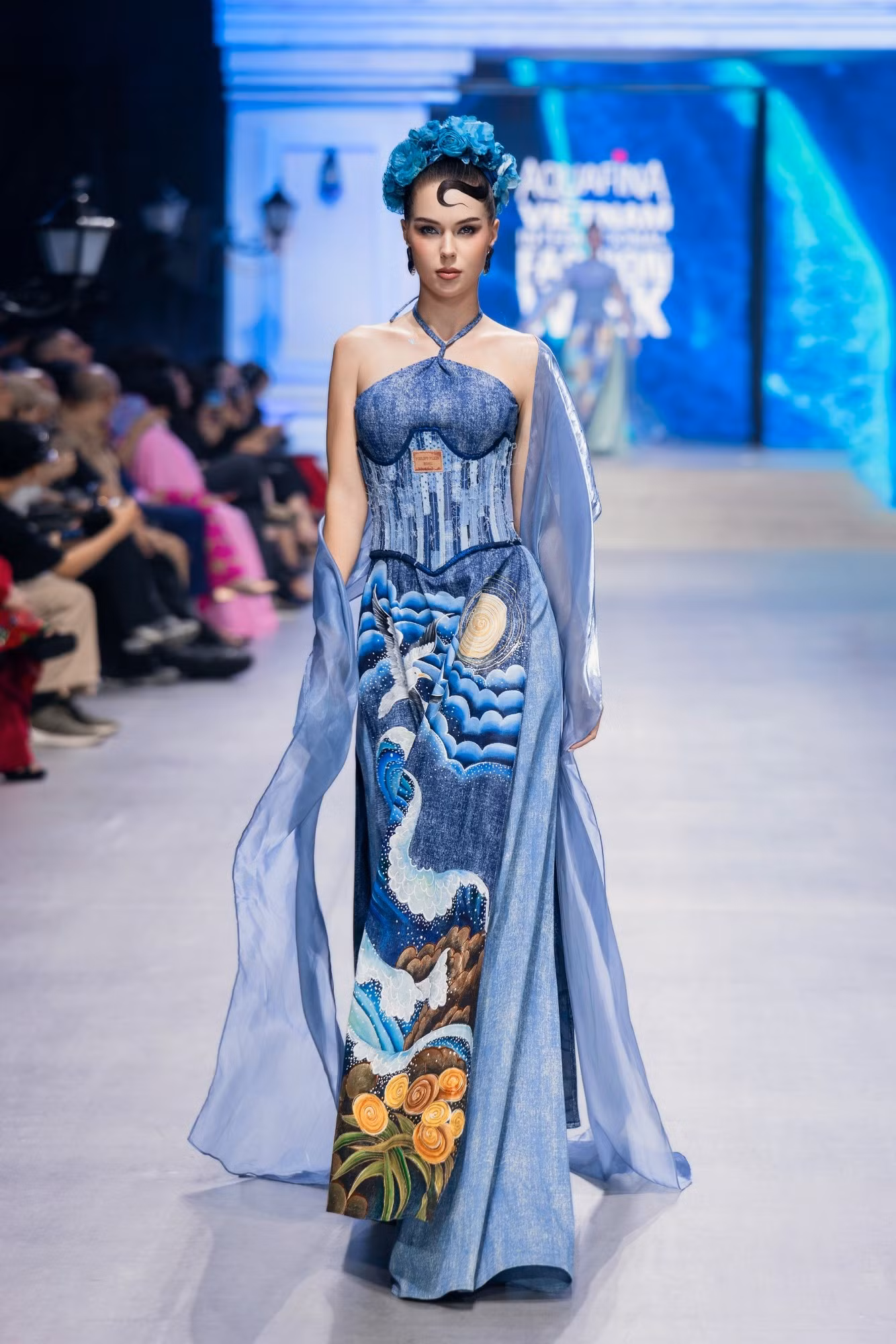 5-1-look-trong-bst-thuy-anh-den-tu-ntk-dang-trong-minh-chau6.jpg