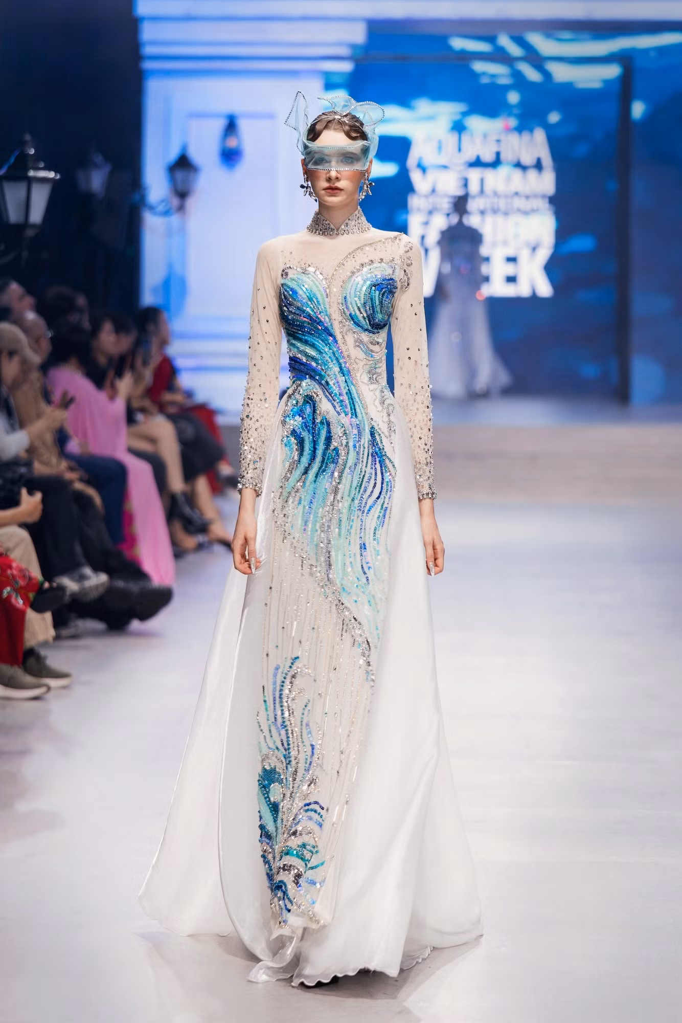 5-1-look-trong-bst-thuy-anh-den-tu-ntk-dang-trong-minh-chau2.jpg