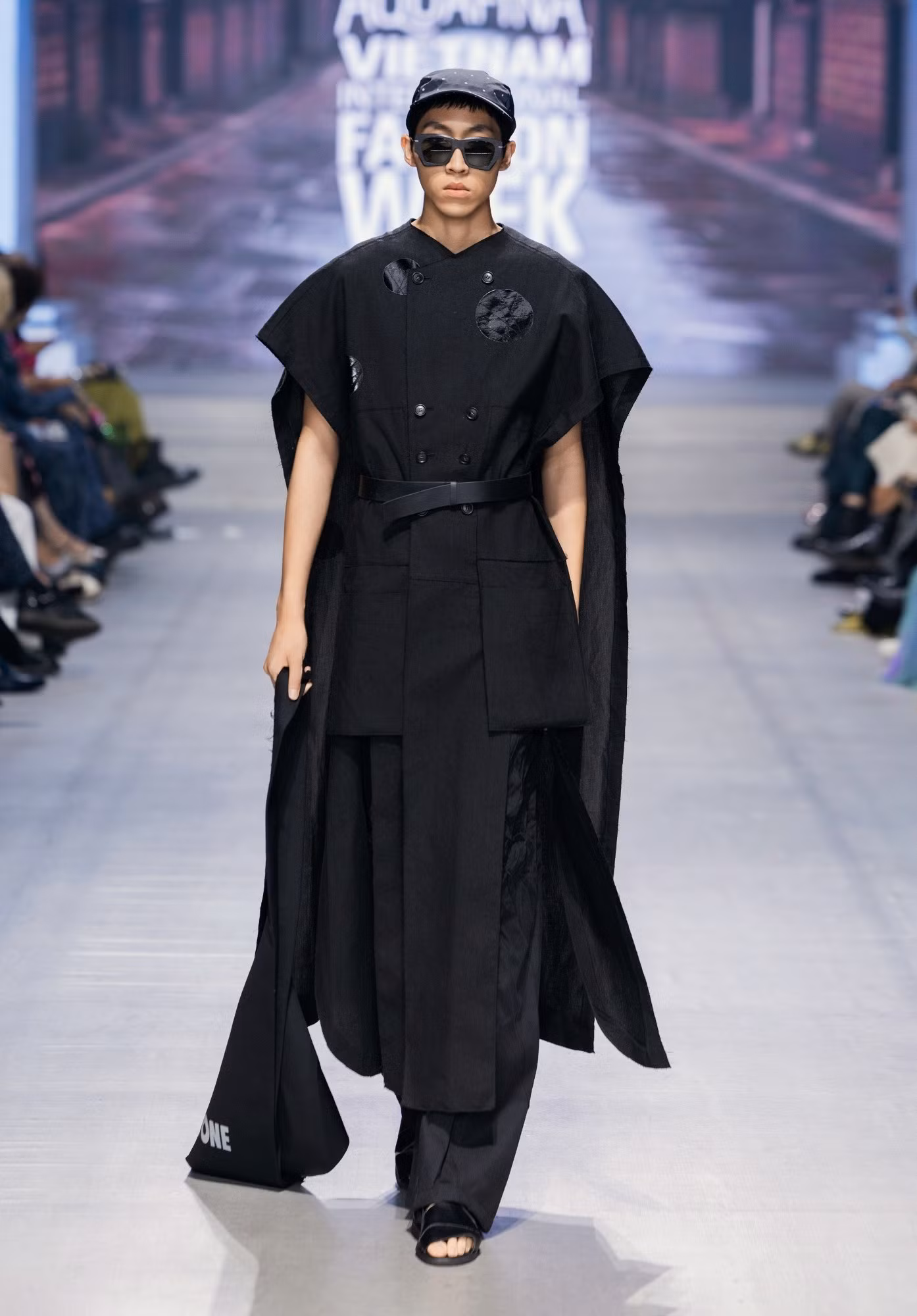 2-mot-trong-nhung-look-cua-thuong-hieu-slingstone-tai-avifw-2026.jpg