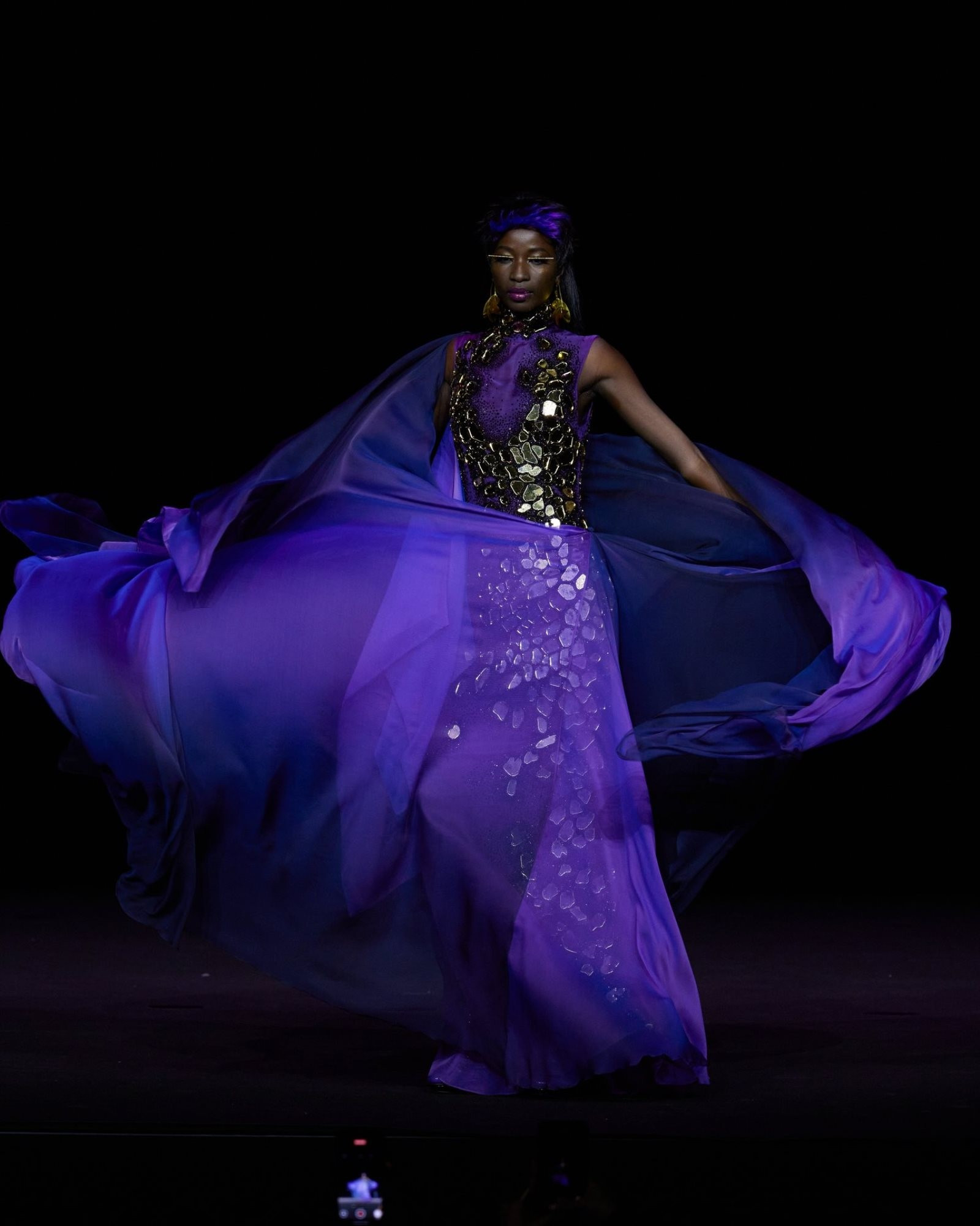 3-bo-suu-tap-first-circus-tuyet-pham-haute-couture-tung-duoc-trinh-dien-tai-theatre-mogador-paris-trong-khuon-kho-tuan-le-thoi-trang-cao-cap-paris-haute-couture-vua-qua.jpg