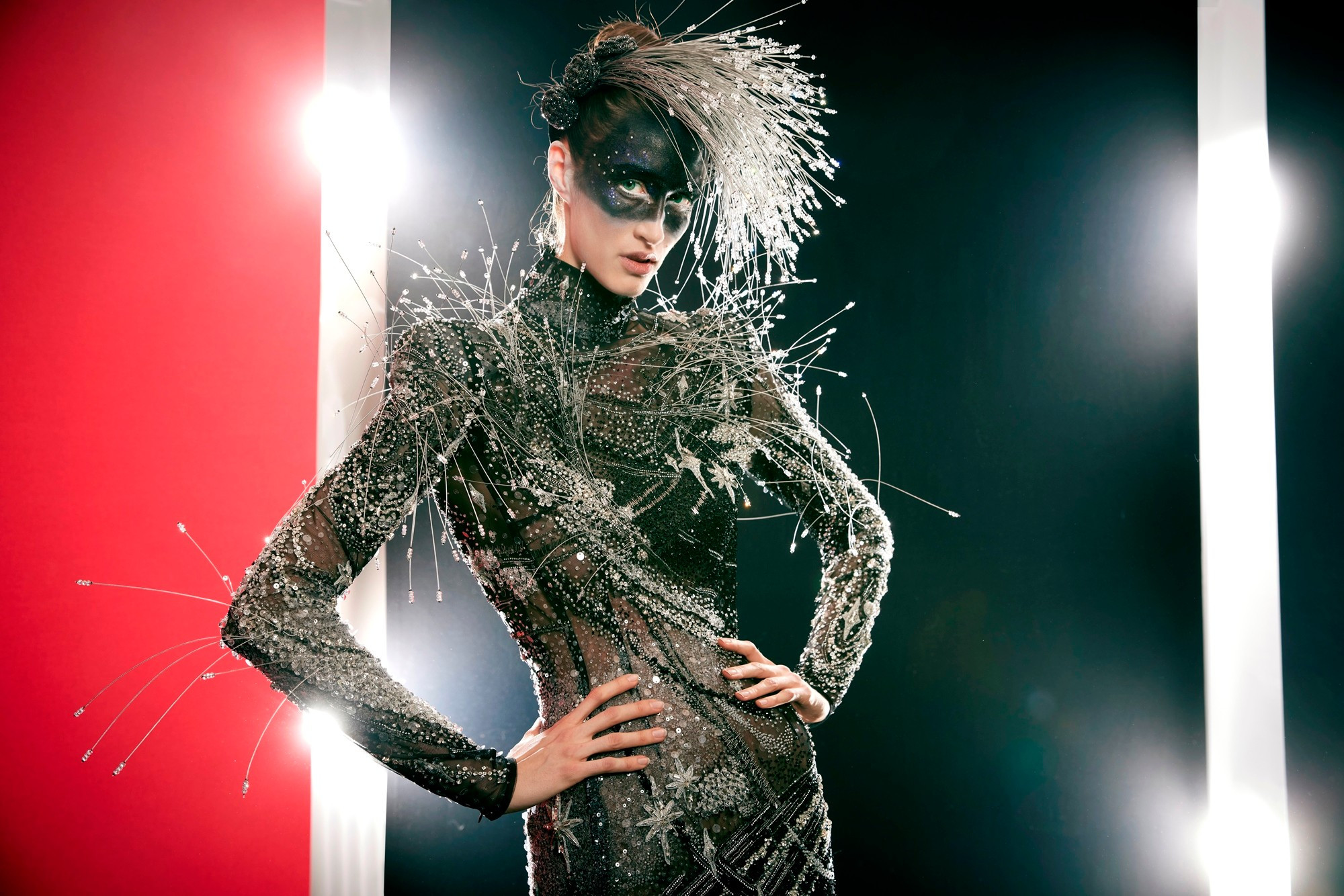 3-bo-suu-tap-first-circus-tuyet-pham-haute-couture-tung-duoc-trinh-dien-tai-theatre-mogador-paris-trong-khuon-kho-tuan-le-thoi-trang-cao-cap-paris-haute-couture-vua-qua-4.jpg