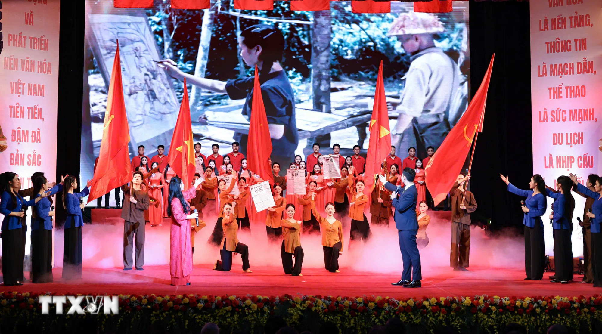 芸術を通して「書く」という、文化部門の誇りある旅。(写真:Thanh Tung/TTXN) ttxvn-le-ky-niem-1.jpg