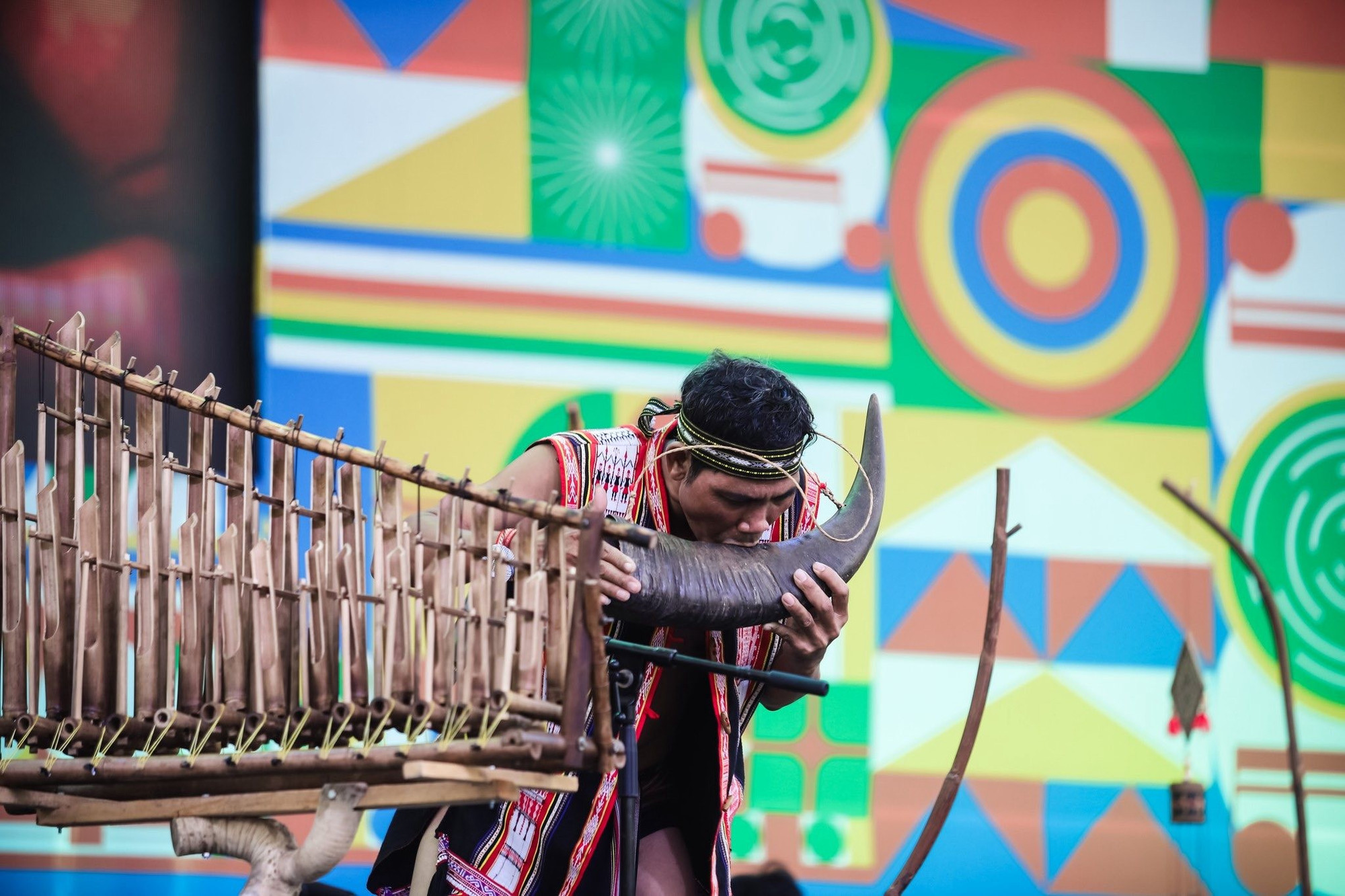 Muốn giá trị truyền thống được trao truyền và phát triển bền vững trong dòng chảy văn hóa đương đại, đó còn là trách nhiệm của cả cộng đồng. (Ảnh: Tarzan Tây Nguyên/Vietnam+)