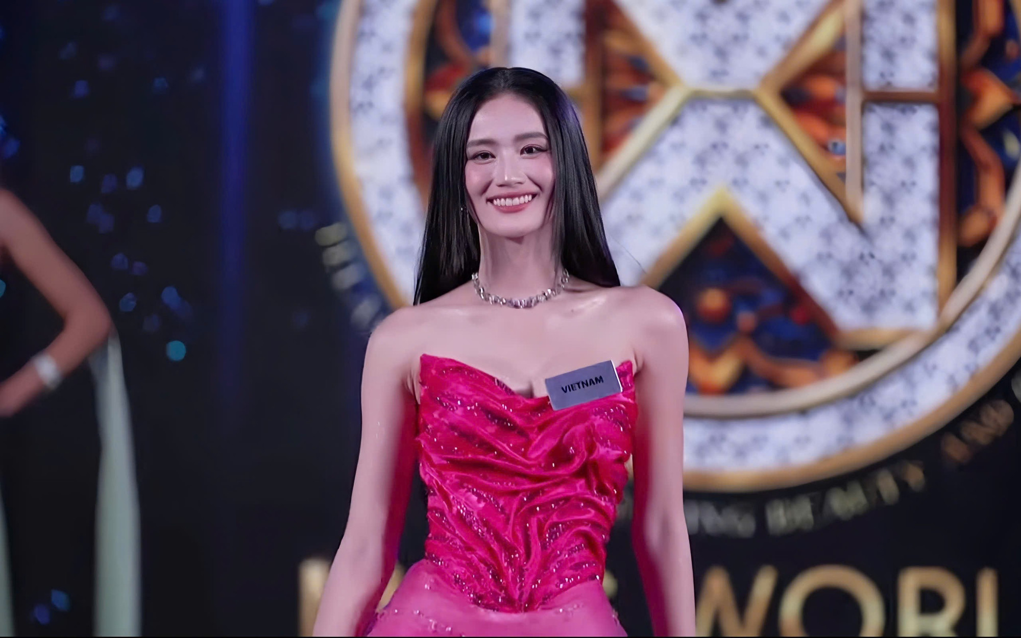 Hình ảnh Ý Nhi tham dự phần thi Top Model. hoa-hau-y-nhi3.jpg