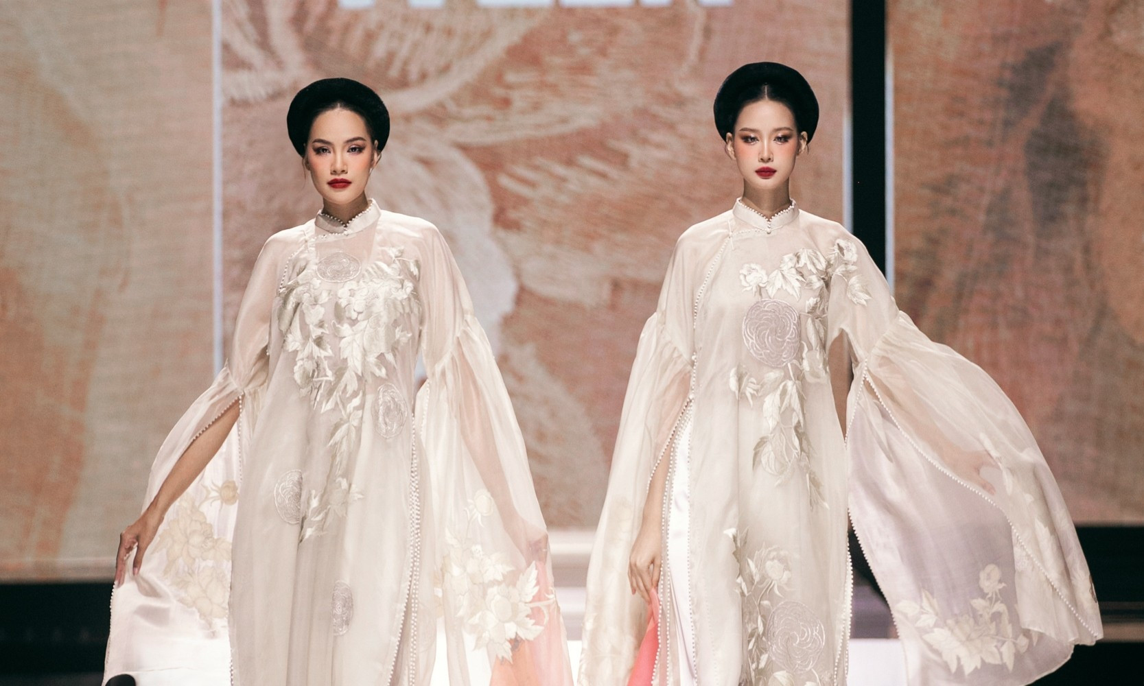 Bộ sưu tập “Cô ấy là ai?” của Vũ Việt Hà – một tuyên ngôn tôn vinh vẻ đẹp người phụ nữ qua chất liệu quý như tơ sen, tơ chuối. (Ảnh: CTV/Vietnam+) 9-ntk-vu-viet-ha-tung-lam-mua-lam-gio-voi-bst-co-ay-la-ai-tai-avifw-s-s-2024.jpg