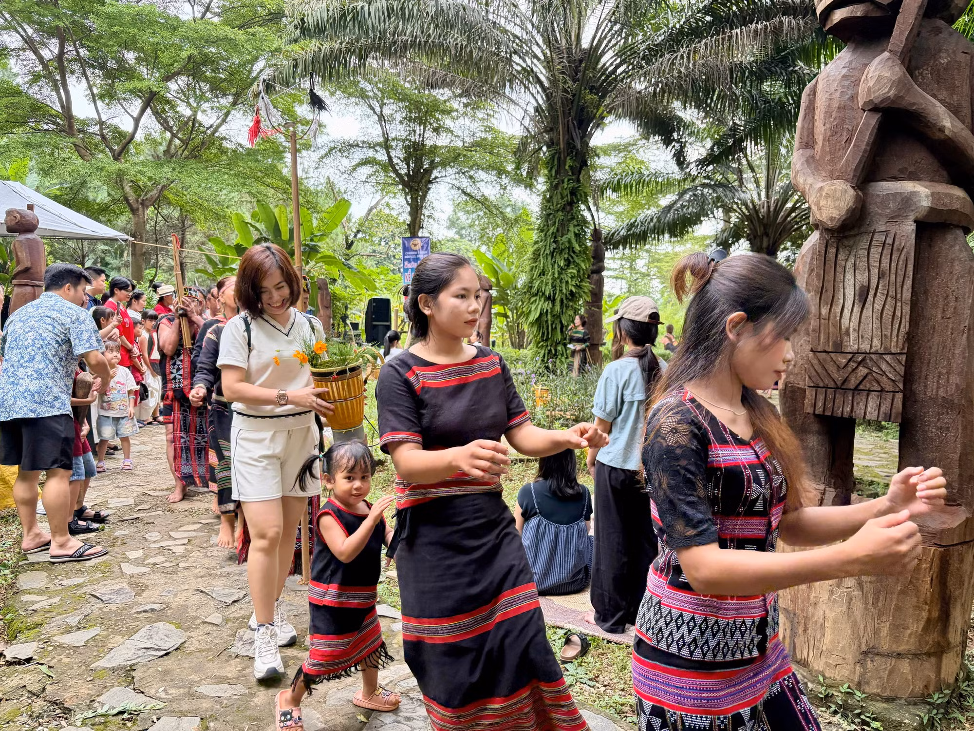 Du khách đến Làng Văn hóa - Du lịch các dân tộc Việt Nam trải nghiệm chương trình “Buôn làng kể chuyện.” (Ảnh: Thu Lê/Vietnam+)