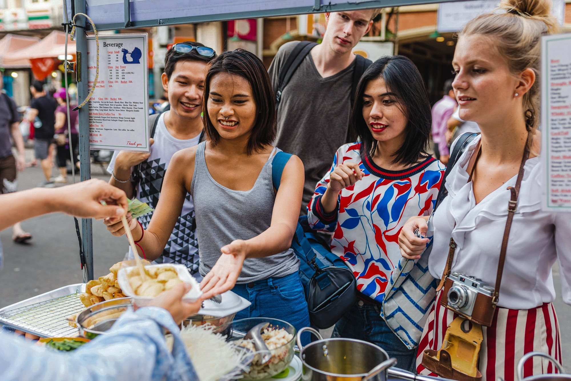 Zahraniční turisté rádi ochutnávají pouliční jídlo s místním nádechem. (Ilustrační foto: Přispěvatel/Vietnam+) ux-credits-bookingcom-and-gettyimages-962627050.jpg