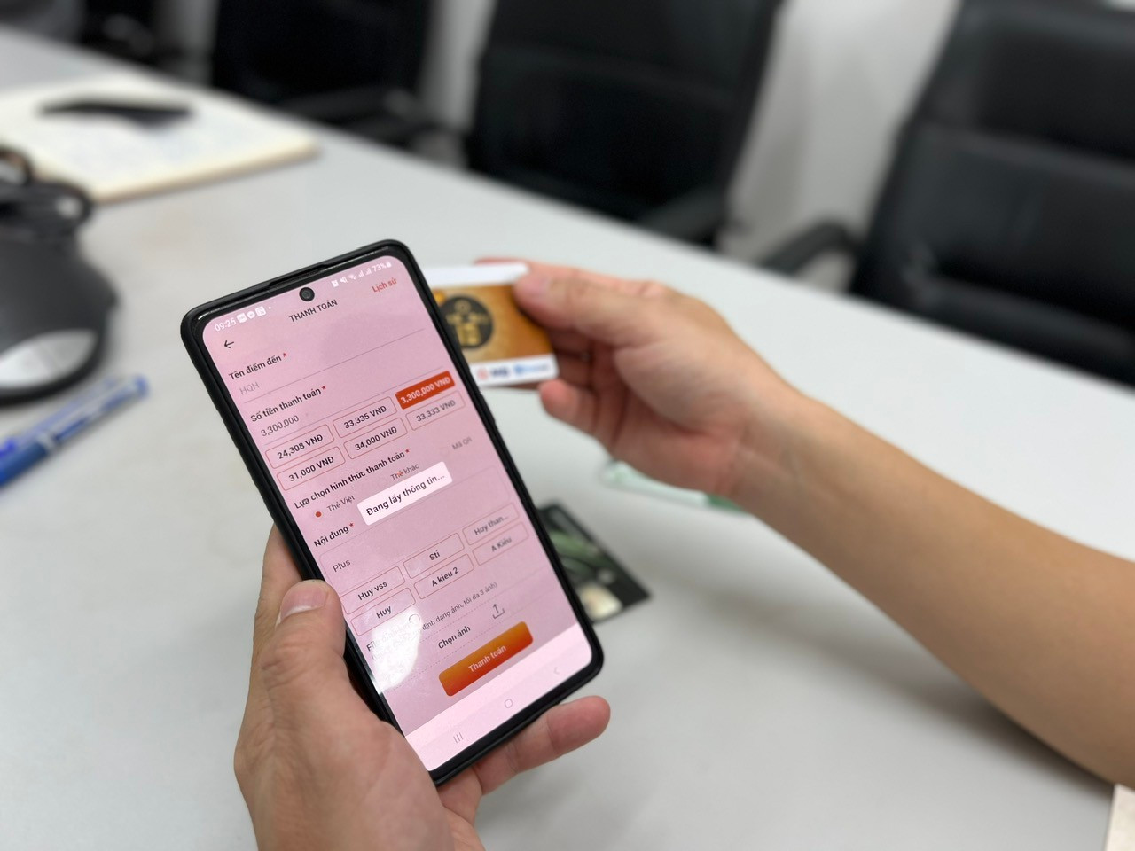 Du lịch với tiện ích thanh toán trực tuyến nhờ ứng dụng công nghệ số. (Ảnh minh họa: Mai Mai/Vietnam+) Du lịch Việt 2025: Cơ hội vươn mình “cất cánh” trong kỷ nguyên số