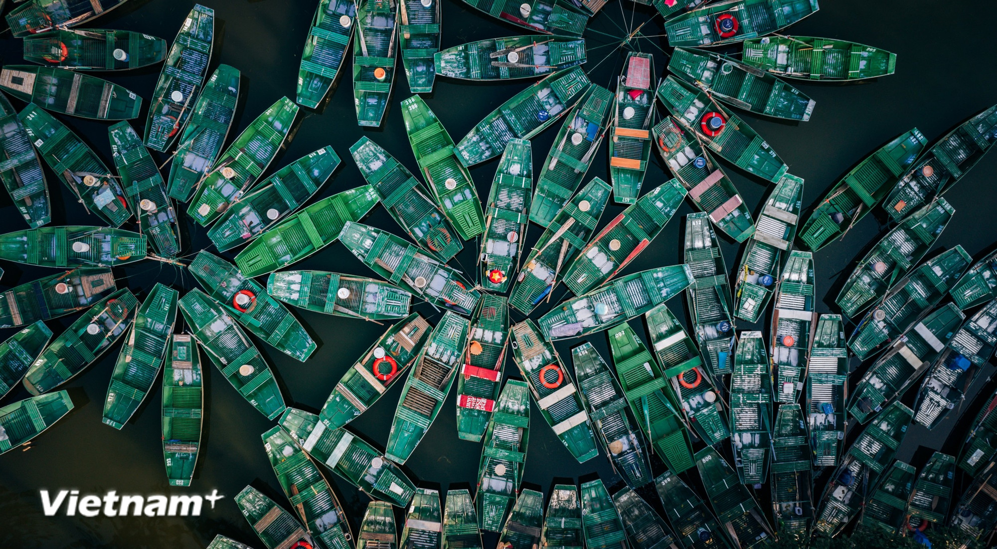 Những chiếc đò chèo tay chở khách chờ ở bến Tràng An, Ninh Bình. (Ảnh: Vương Công Nam/Vietnam+)