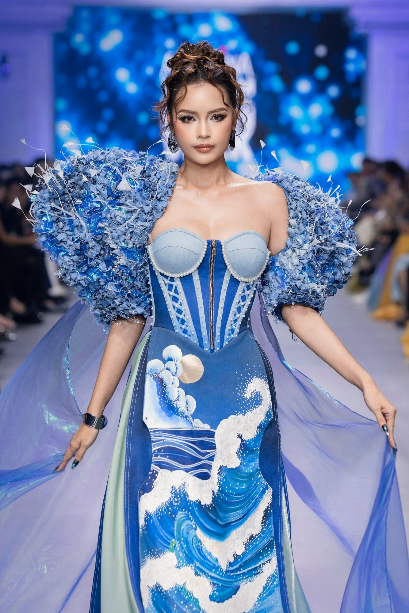 2-hoa-hau-ngoc-chau-voi-than-thai-tu-tin-catwalk-trong-show-dien-cua-ntk-dang-trong-minh-chau-tai-d2-avifw-2026.jpg