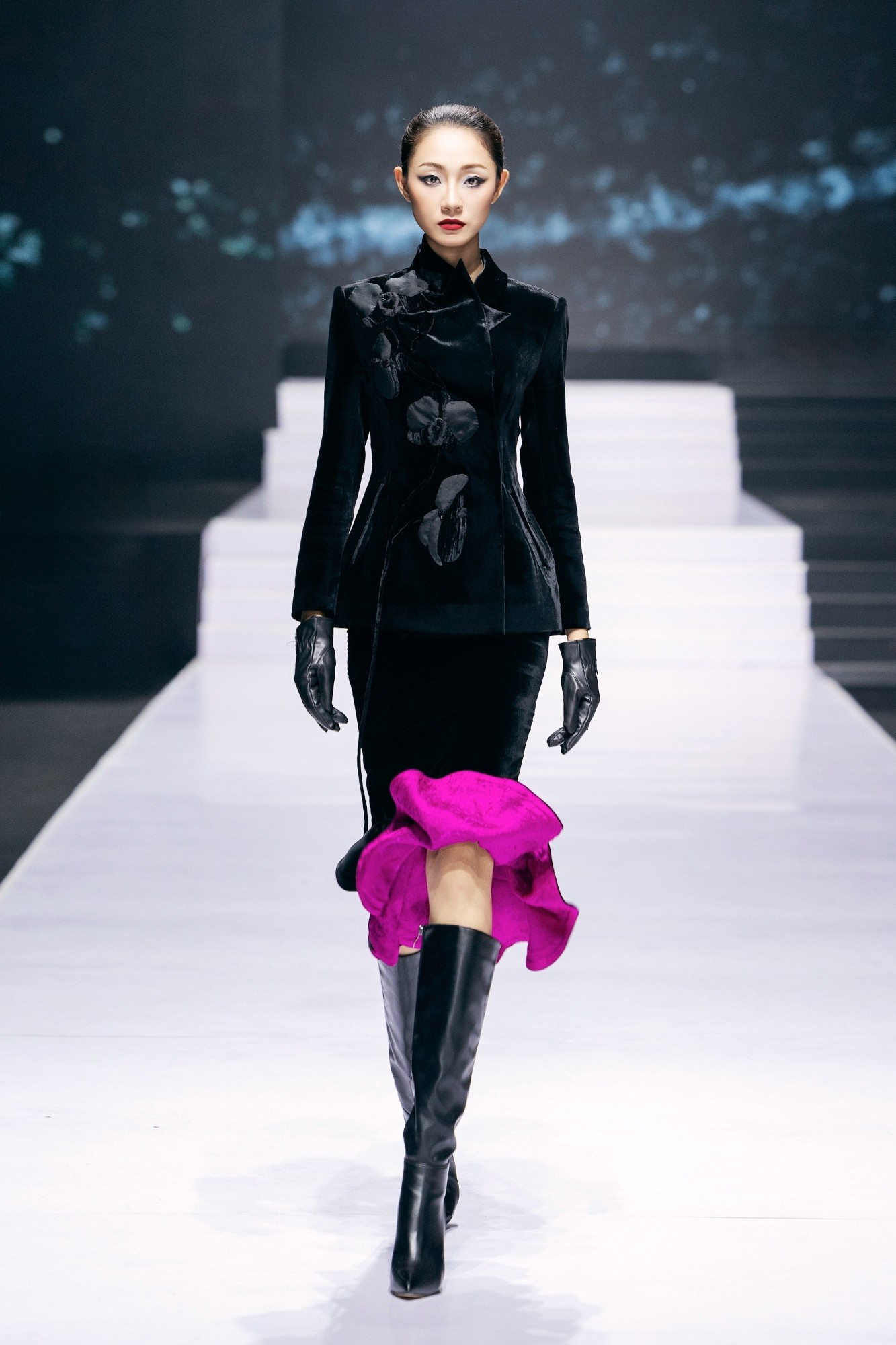 ការរចនាពីការប្រមូលក្បួនដង្ហែរពណ៌ខ្មៅដោយអ្នករចនា Ha Linh Thu នៅរាត្រីបើកសម្ពោធ Avifw-fw-20255.jpg