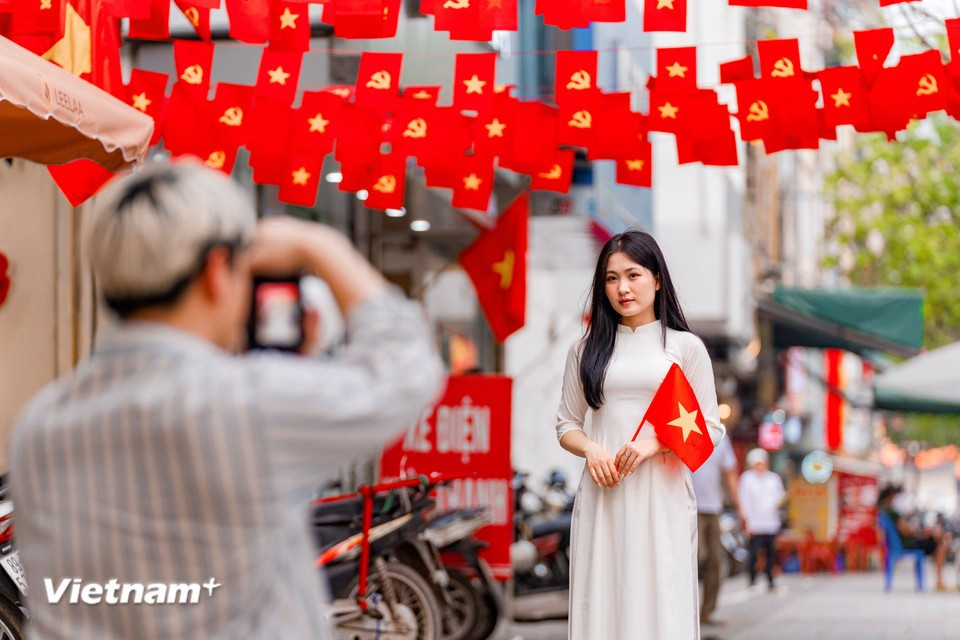 Giới trẻ tranh thủ "check-in" không khí mừng Đại lễ. (Ảnh: Hoài Nam/Vietnam+)