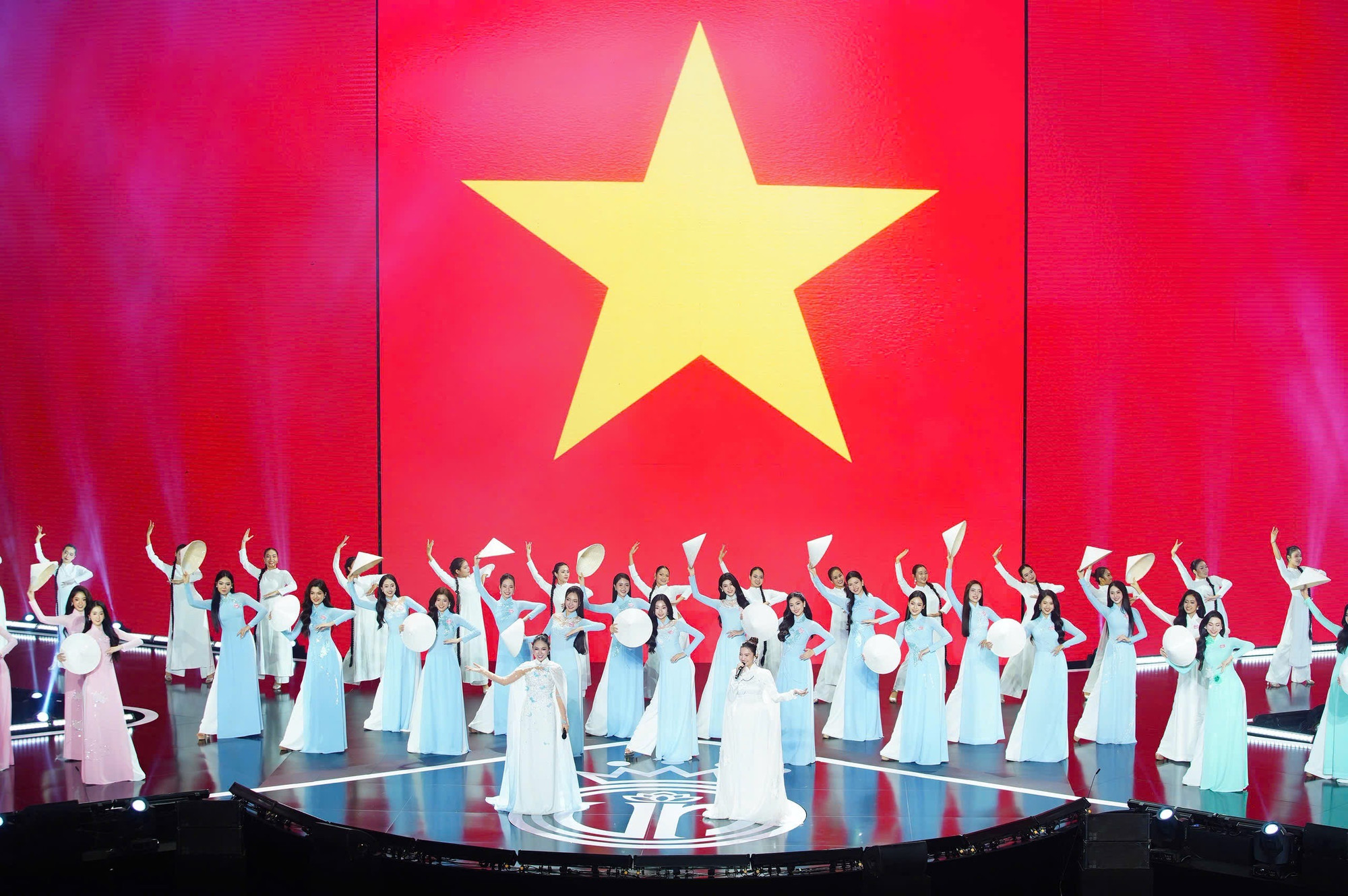 Màn đồng diễn đặc biệt ý nghĩa của top 41 thí sinh. (Ảnh: CTV/Vietnam+)