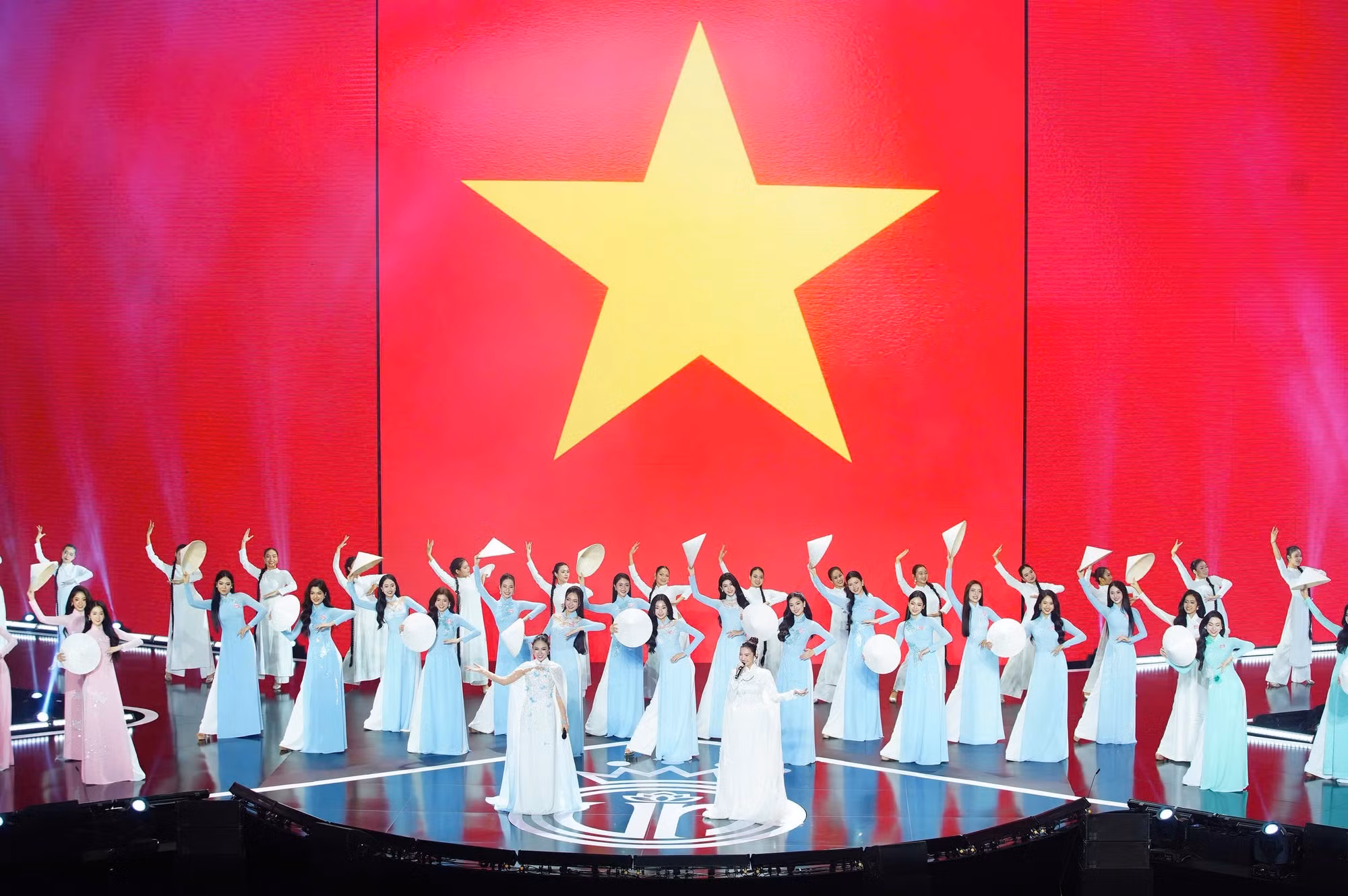 Màn đồng diễn đặc biệt ý nghĩa của top 41 thí sinh. (Ảnh: CTV/Vietnam+)