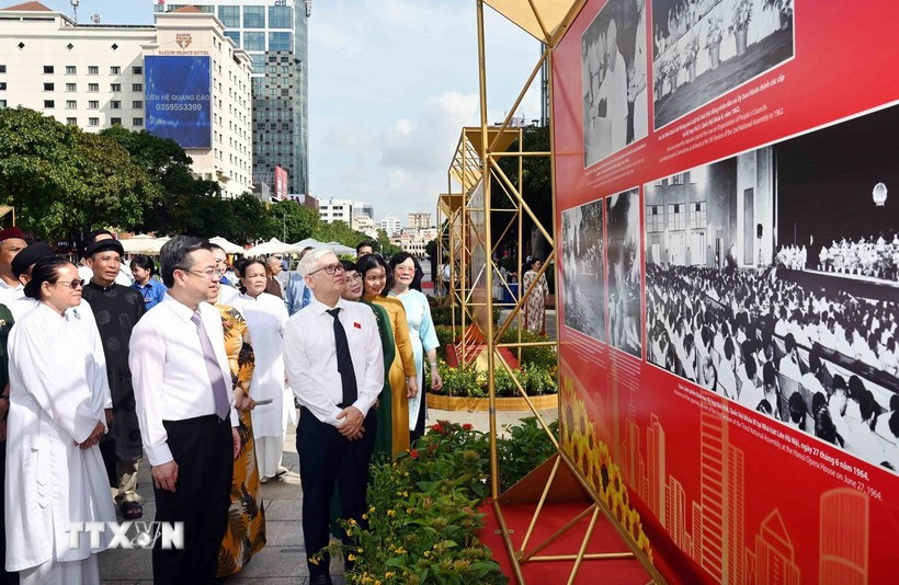 Ông Nguyễn Văn Lợi, Trưởng Đoàn đại biểu Quốc hội thành phố, ông Nguyễn Thanh Nghị, Phó Bí thư Thường trực Thành ủy Thành phố Hồ Chí Minh cùng các đại biểu tham quan Triển lãm ảnh chủ đề 'Vinh quang 80 năm Quốc hội Việt Nam.' (Ảnh: Xuân Khu/TTXVN) trien-lam-anh-quoc-hoi-viet-nam.jpg