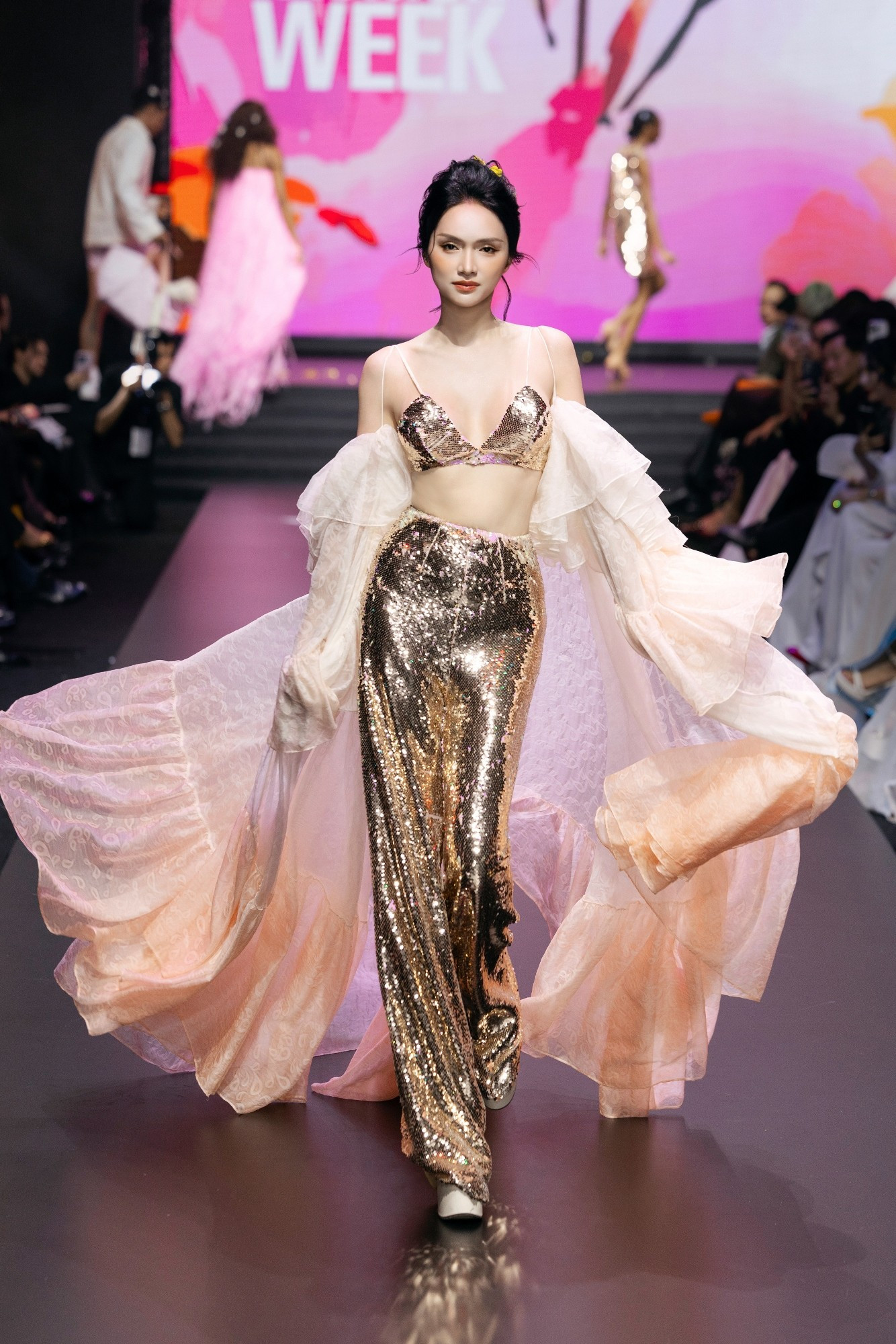 2-Miss-Huong-Giang-est-à-l'aise-et-confiante-sur-le-podium.jpg