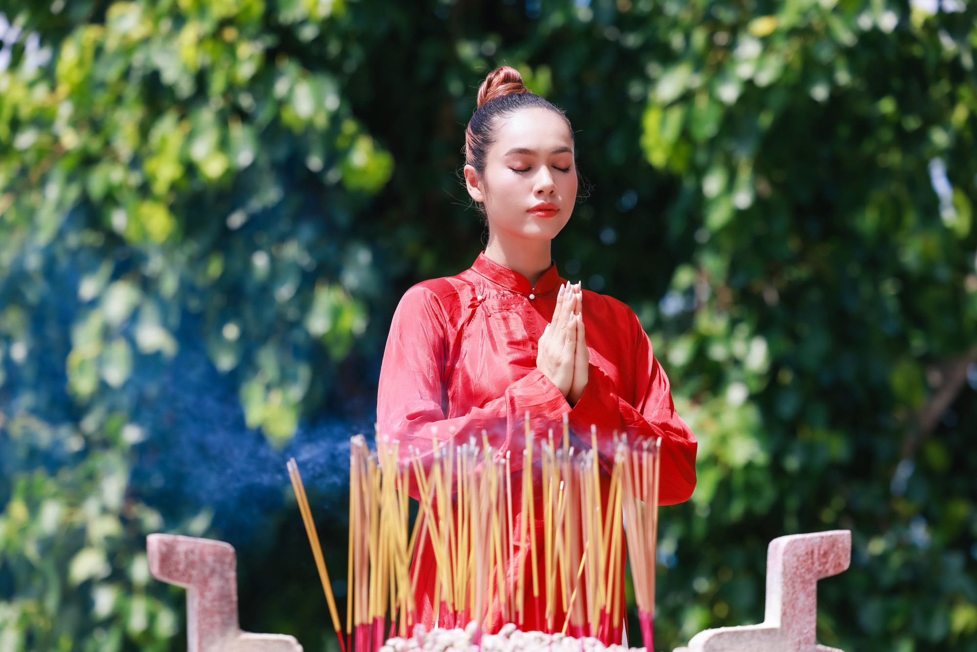 Khi hành lễ phải trang nghiêm, bởi Phật hay Thánh cũng không yêu cầu chúng ta phải lễ thật nhiều mà quan trọng là thành tâm. (Ảnh: CTV/Vietnam+)