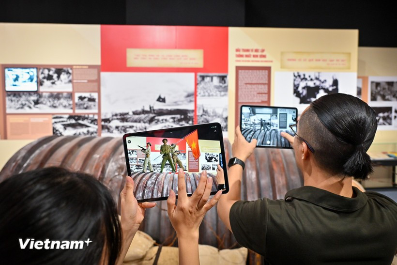 Am 12. August nutzte das Vietnamesische Militärhistorische Museum erstmals Augmented Reality (AR) in Kombination mit künstlicher Intelligenz (KI), um wertvolles Dokumentarmaterial und Bilder zum Leben zu erwecken und die Geschichte direkt vor den Augen der Betrachter lebendig werden zu lassen. (Foto: Minh Son/Vietnam+) cong-nghe-ar-19.jpg
