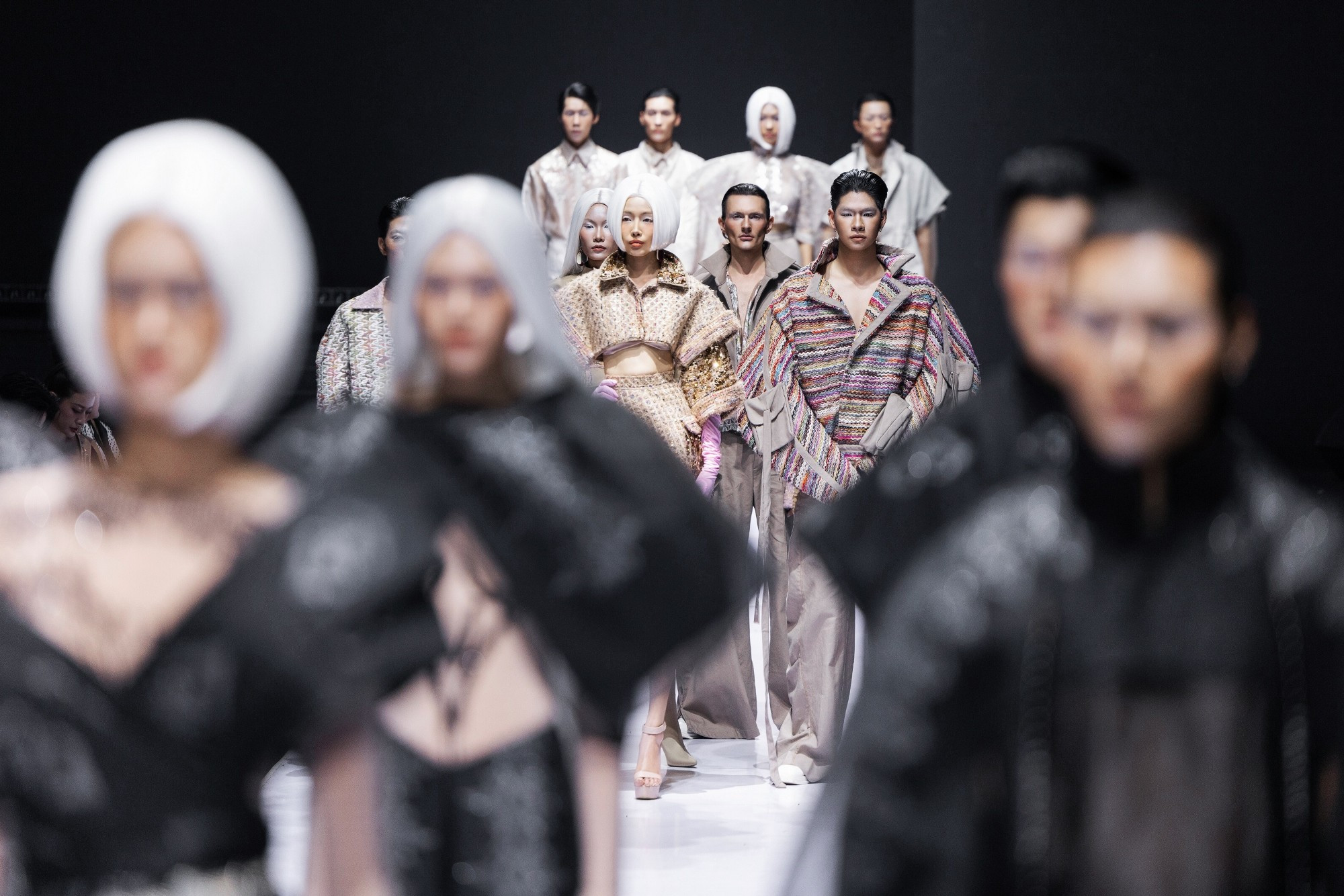 Bộ sưu tập “Visions” nhà thiết kế Francis Libiran (Philippines). (Ảnh: PV/Vietnam+)