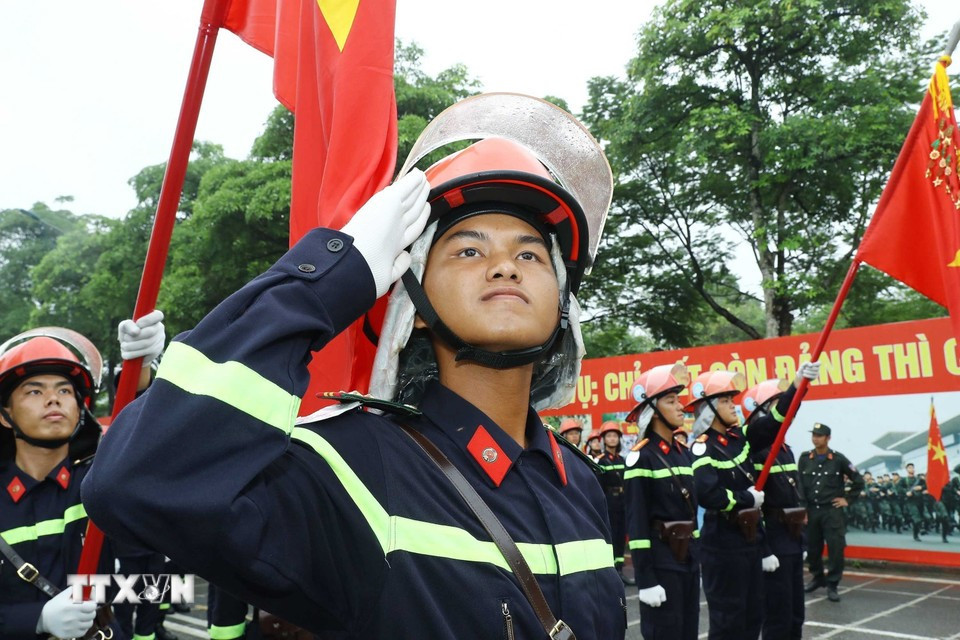 Khối Cảnh sát phòng cháy, chữa cháy và cứu nạn, cứu hộ luyện tập sáng ngày 6/8. (Ảnh: TTXVN) a80-2.jpg