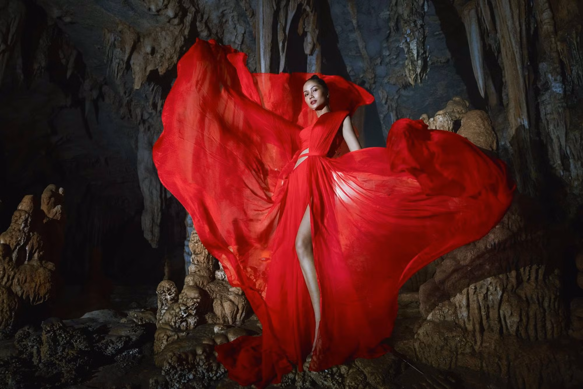 hoa-hau-hhen-nie-dress-by-le-thanh-hoa2.jpg