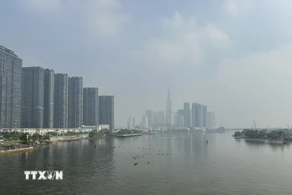 Sương mù bao phủ bầu trời Thành phố Hồ Chí Minh. (Ảnh: Hương Giang/TTXVN)