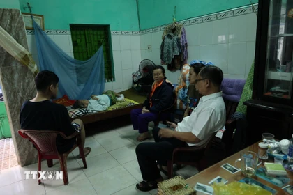 Chi bộ 6D quan tâm, hỗ trợ cho các hộ gia đình có hoàn cảnh khó khăn trong khu dân cư để không ai bị bỏ lại phía sau. (Ảnh: Xuân Quý/TTXVN)